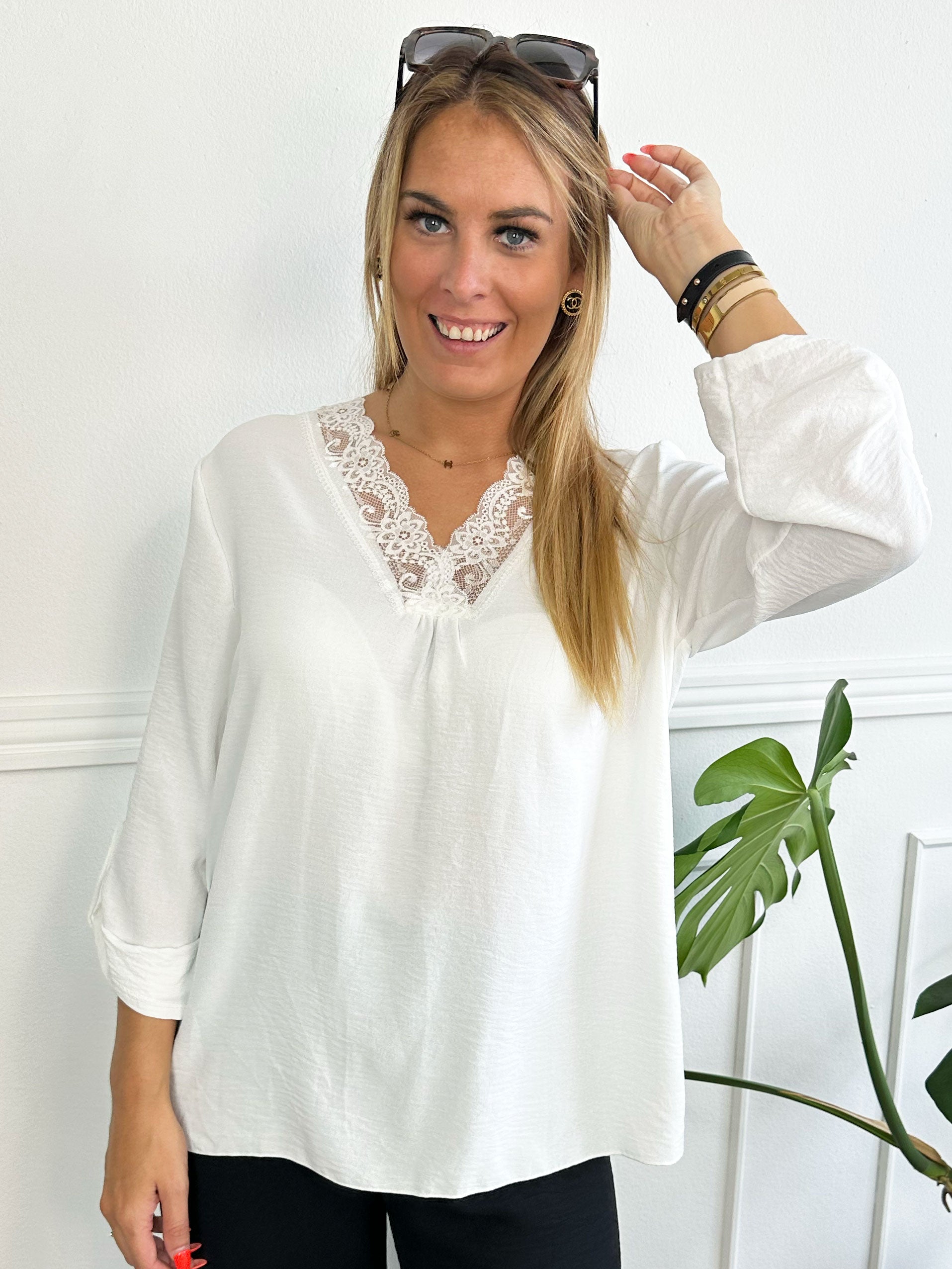 Elly Shirt - Simpel bluse med blondekant