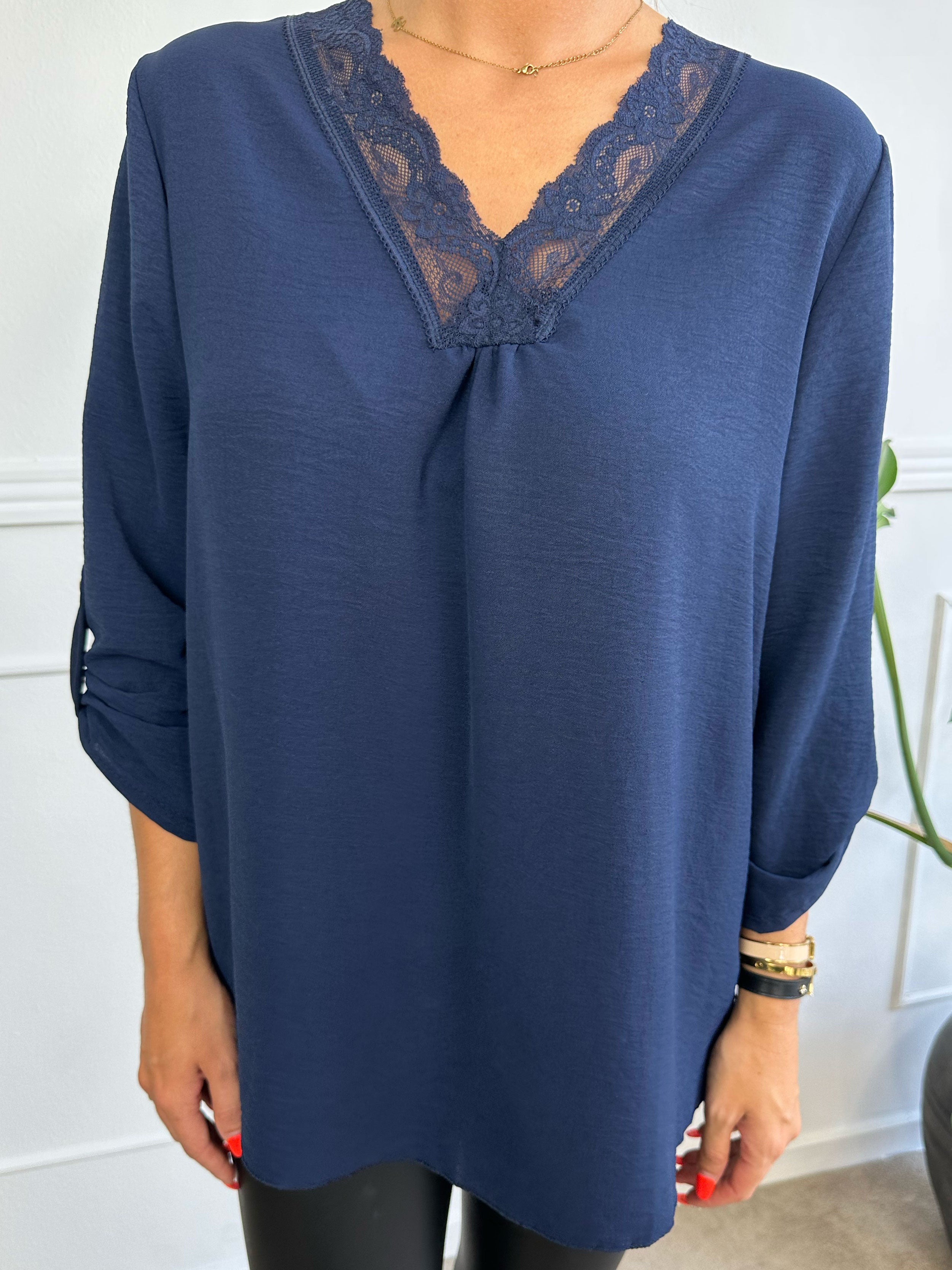Elly Shirt - Simpel bluse med blondekant