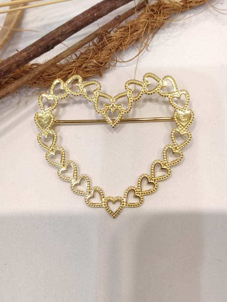 Elsa - Guldfarvet broche i hjerteform