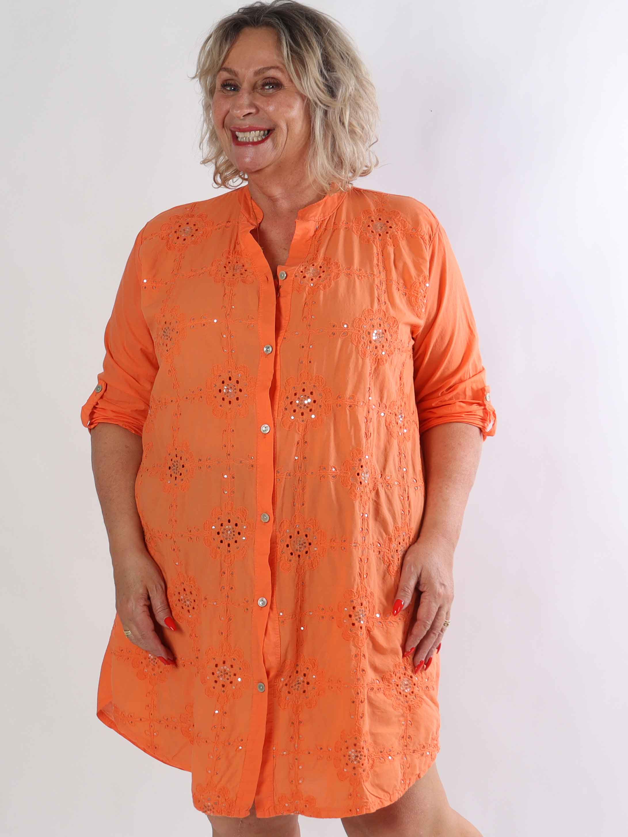 Emerson - Plus size skjortekjole i bomuld med broderet mønster og pailletter