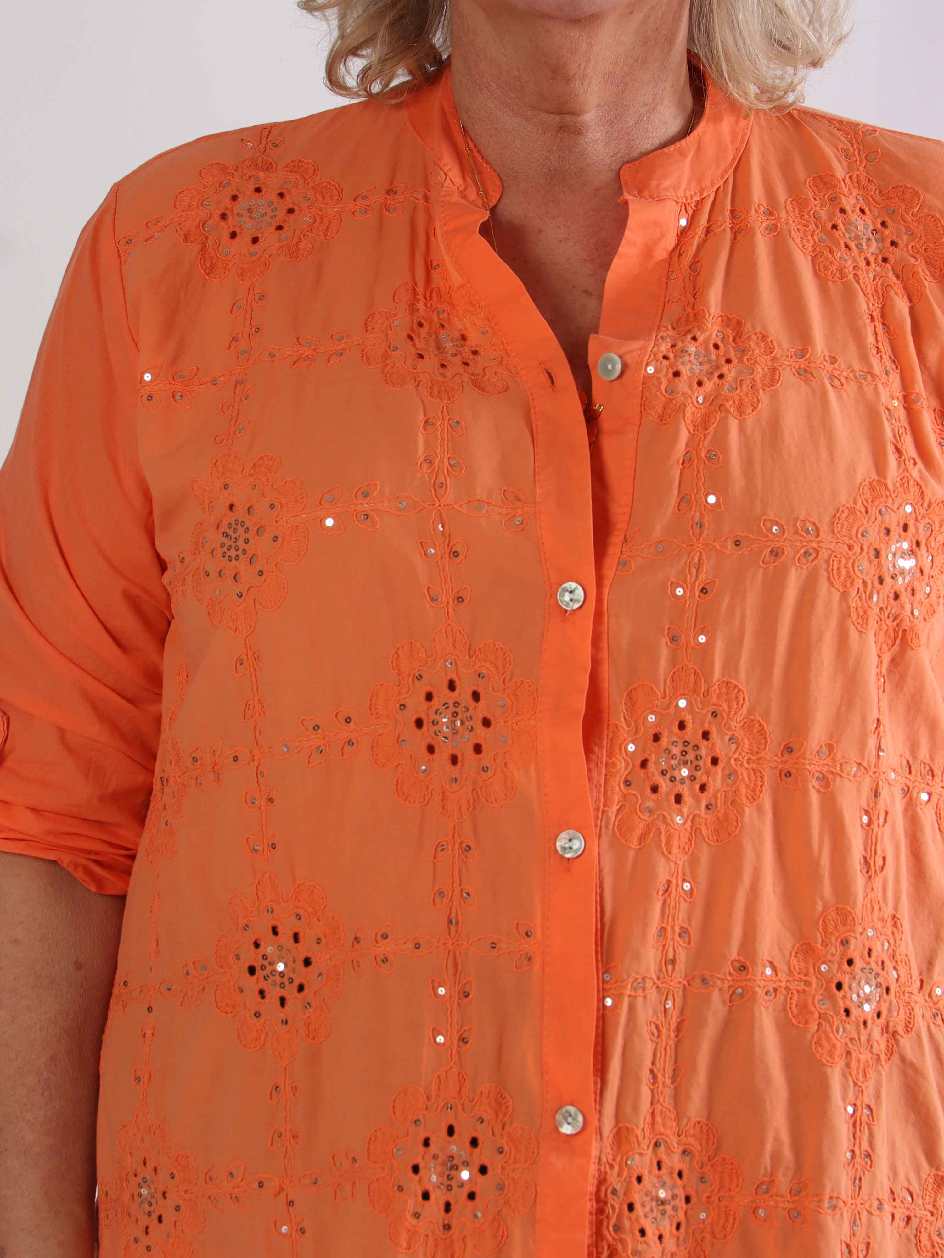 Emerson - Plus size skjortekjole i bomuld med broderet mønster og pailletter