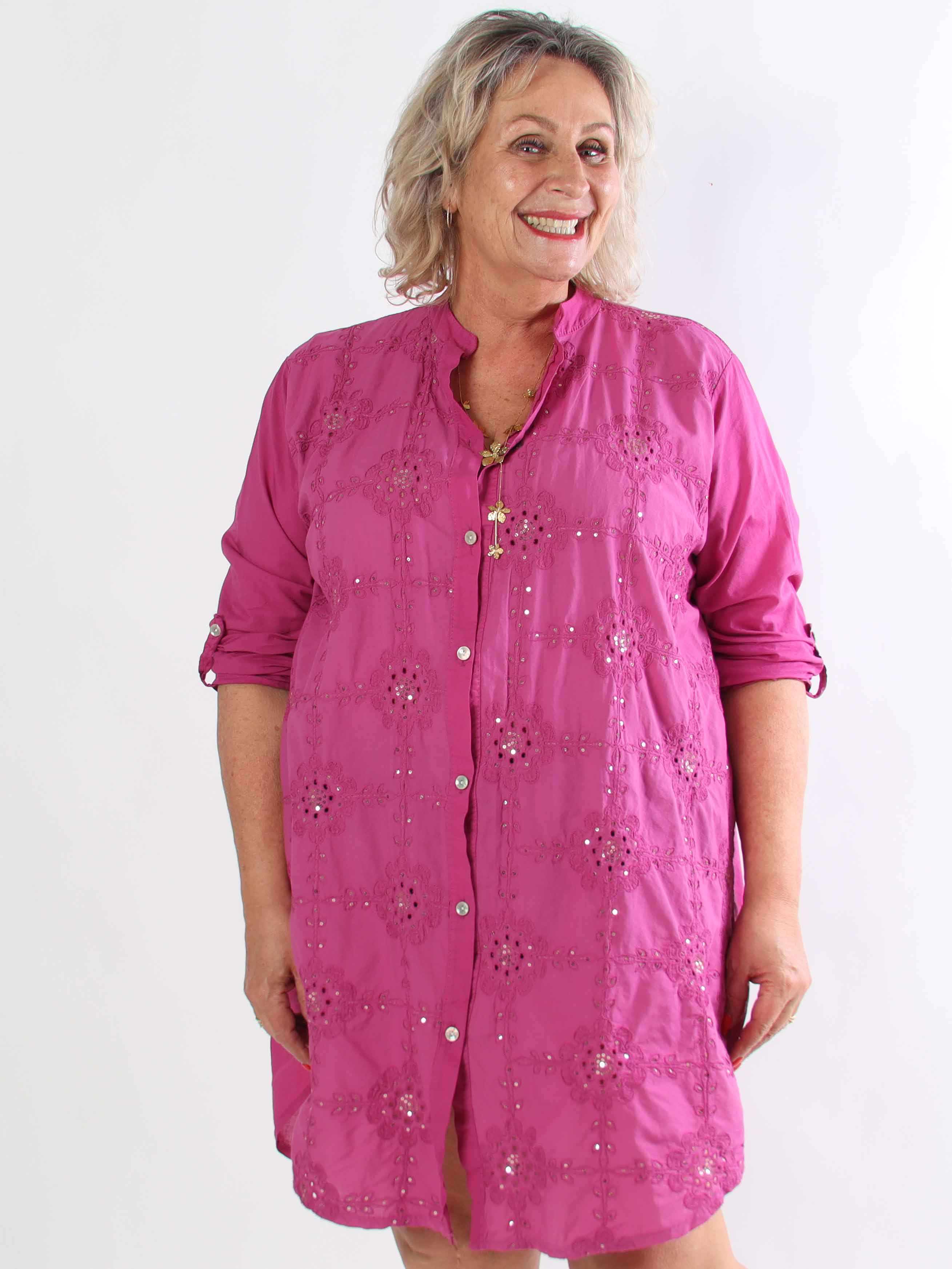 Emerson - Plus size skjortekjole i bomuld med broderet mønster og pailletter