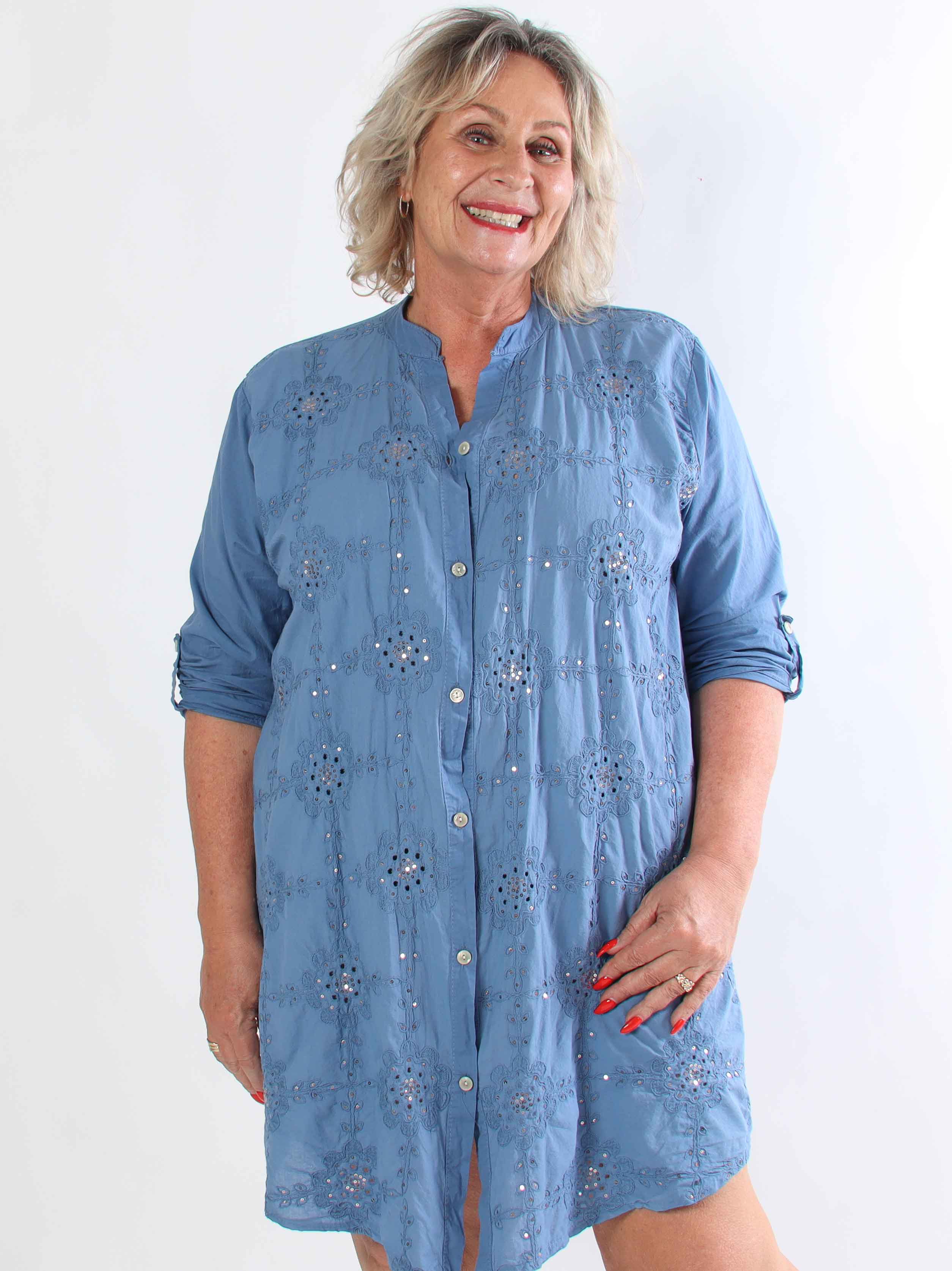 Emerson - Plus size skjortekjole i bomuld med broderet mønster og pailletter