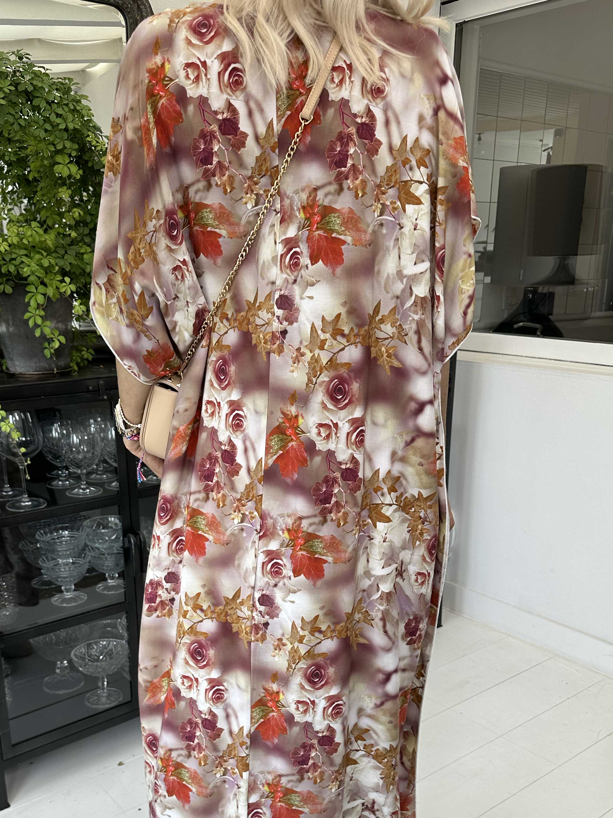 Emily - Sød lang tunikakjole med fint blomsterprint