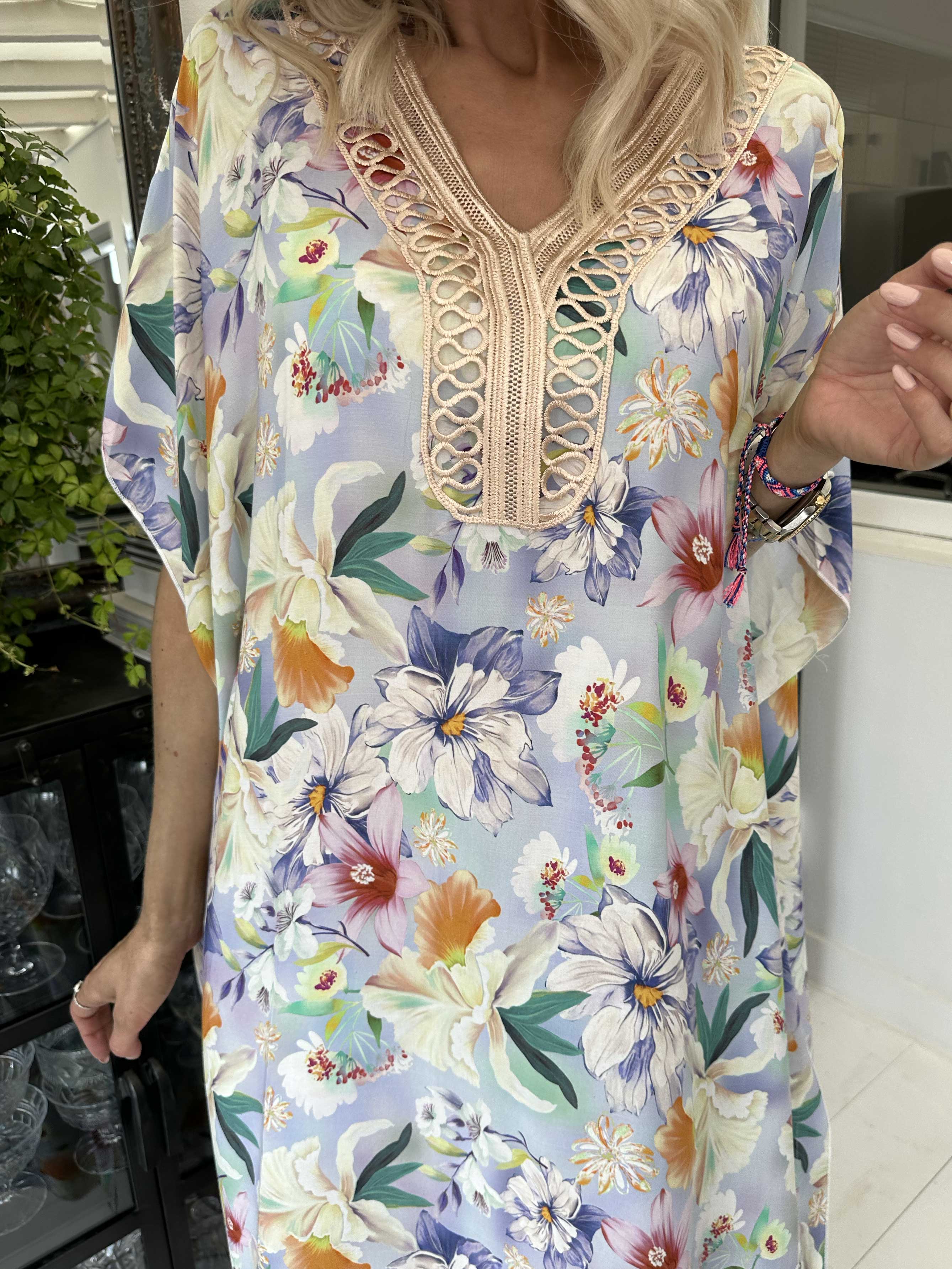 Emily - Sød lang tunikakjole med fint blomsterprint