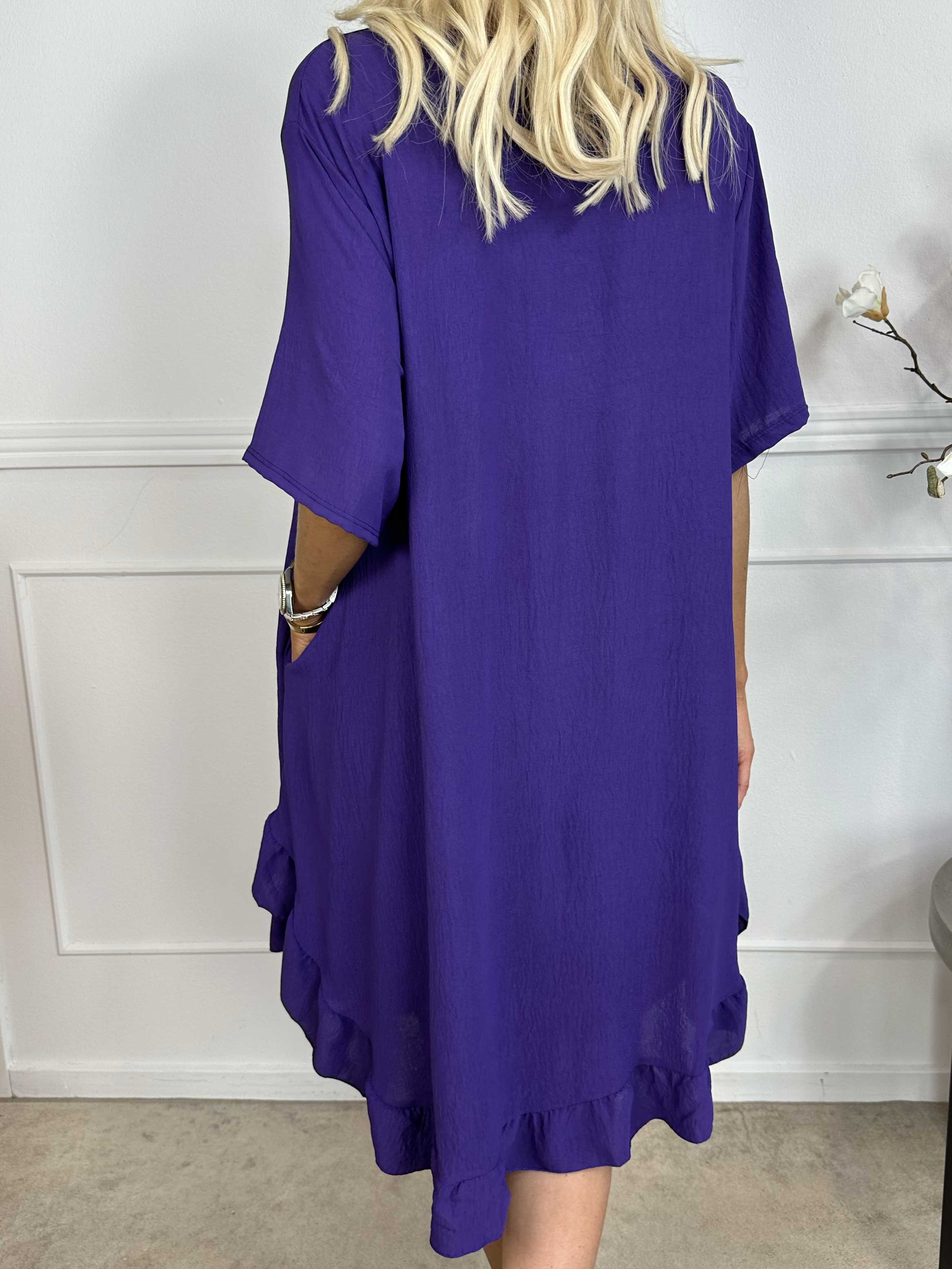 Emmelie - Kjole i viskoseblanding med flæsekant og lommer.