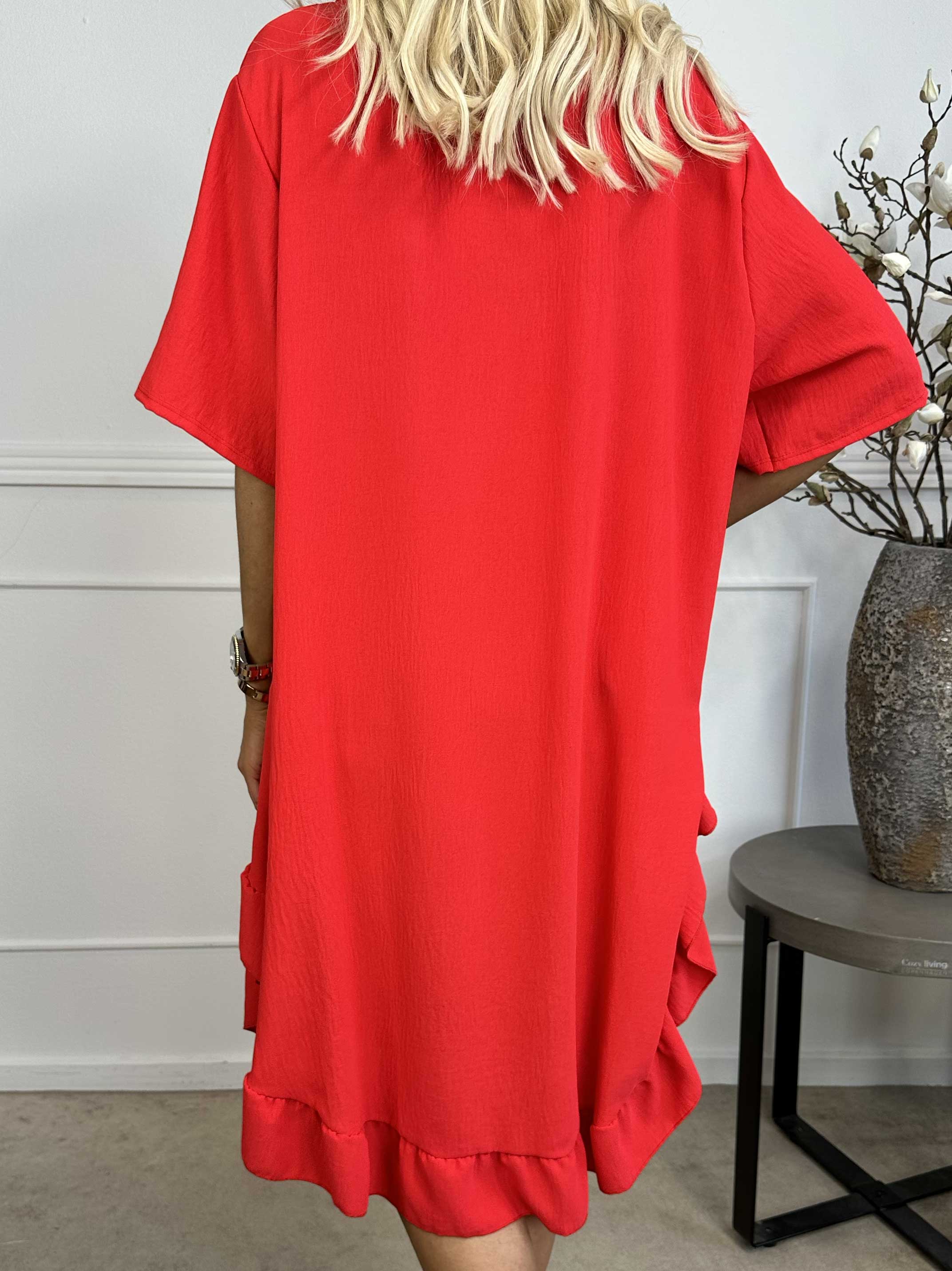 Emmelie - Kjole i viskoseblanding med flæsekant og lommer.