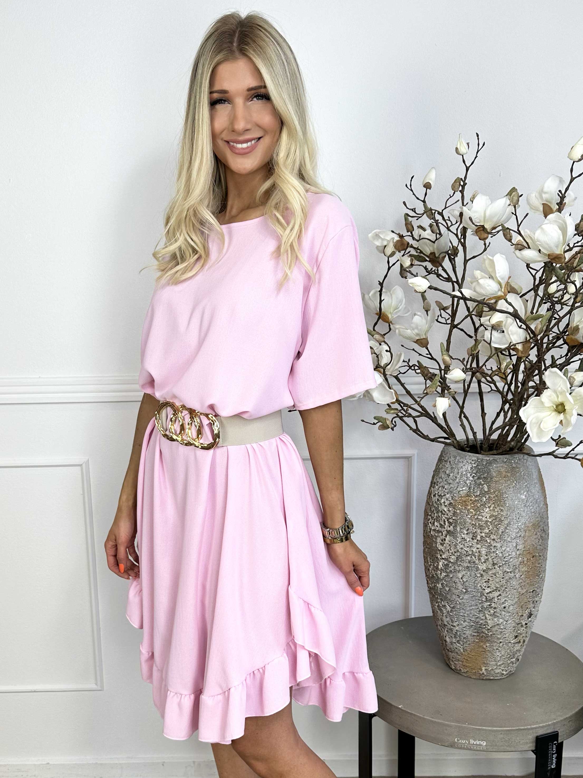 Emmelie - Kjole i viskoseblanding med flæsekant og lommer.