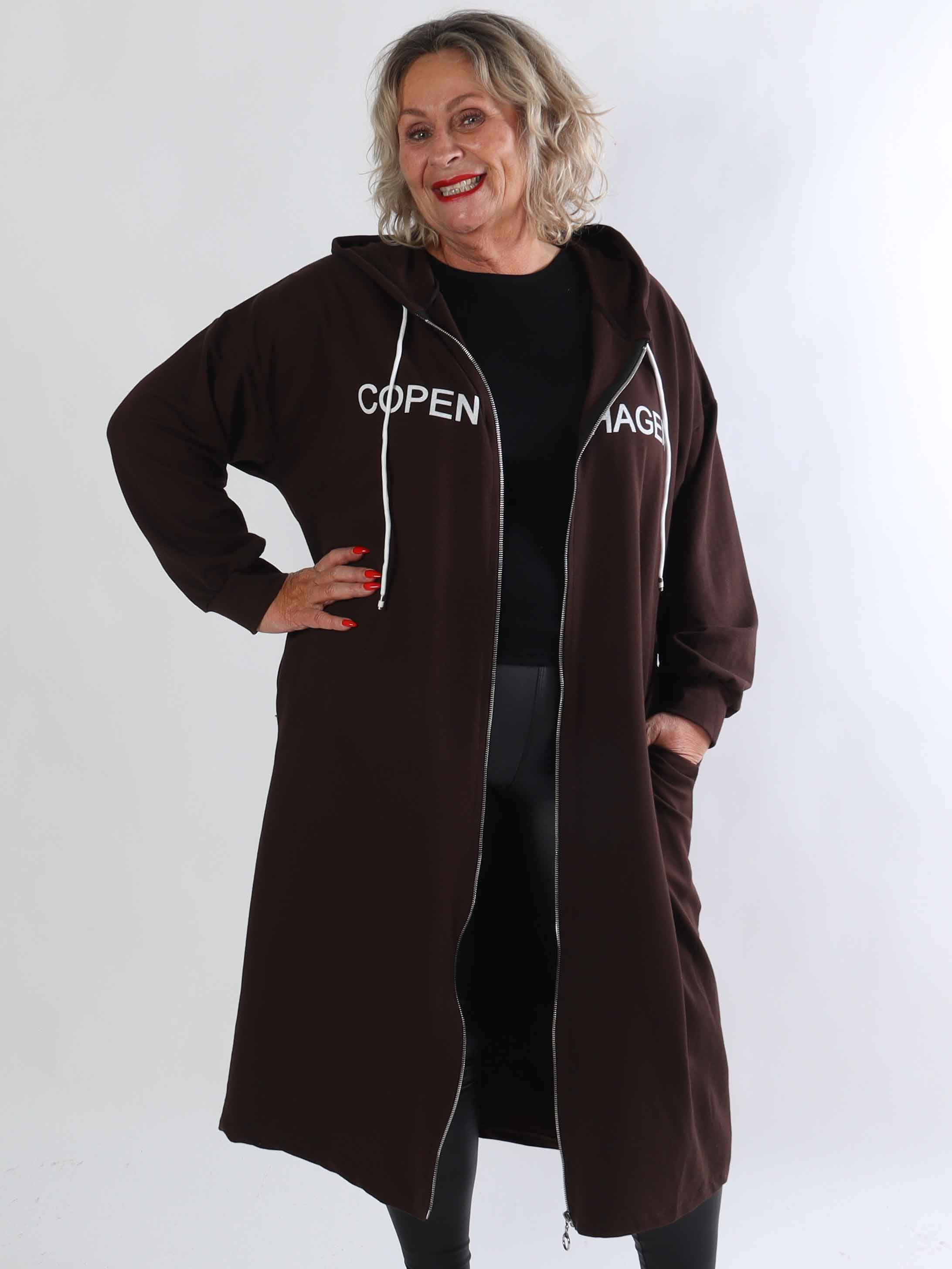 Erika - Plus size blød hoodiekjole i bomuld med “Copenhagen”-print på brystet