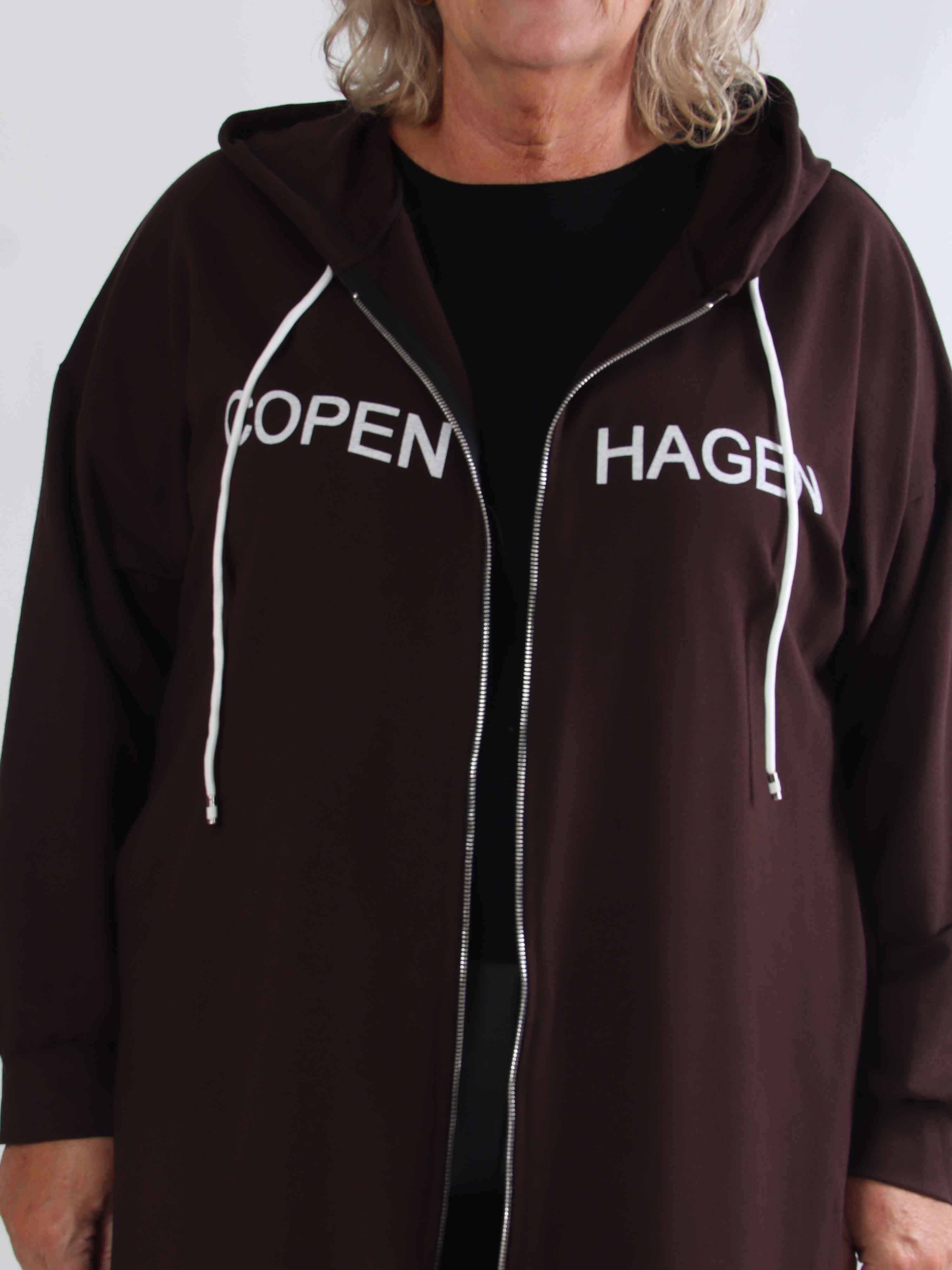 Erika - Plus size blød hoodiekjole i bomuld med “Copenhagen”-print på brystet