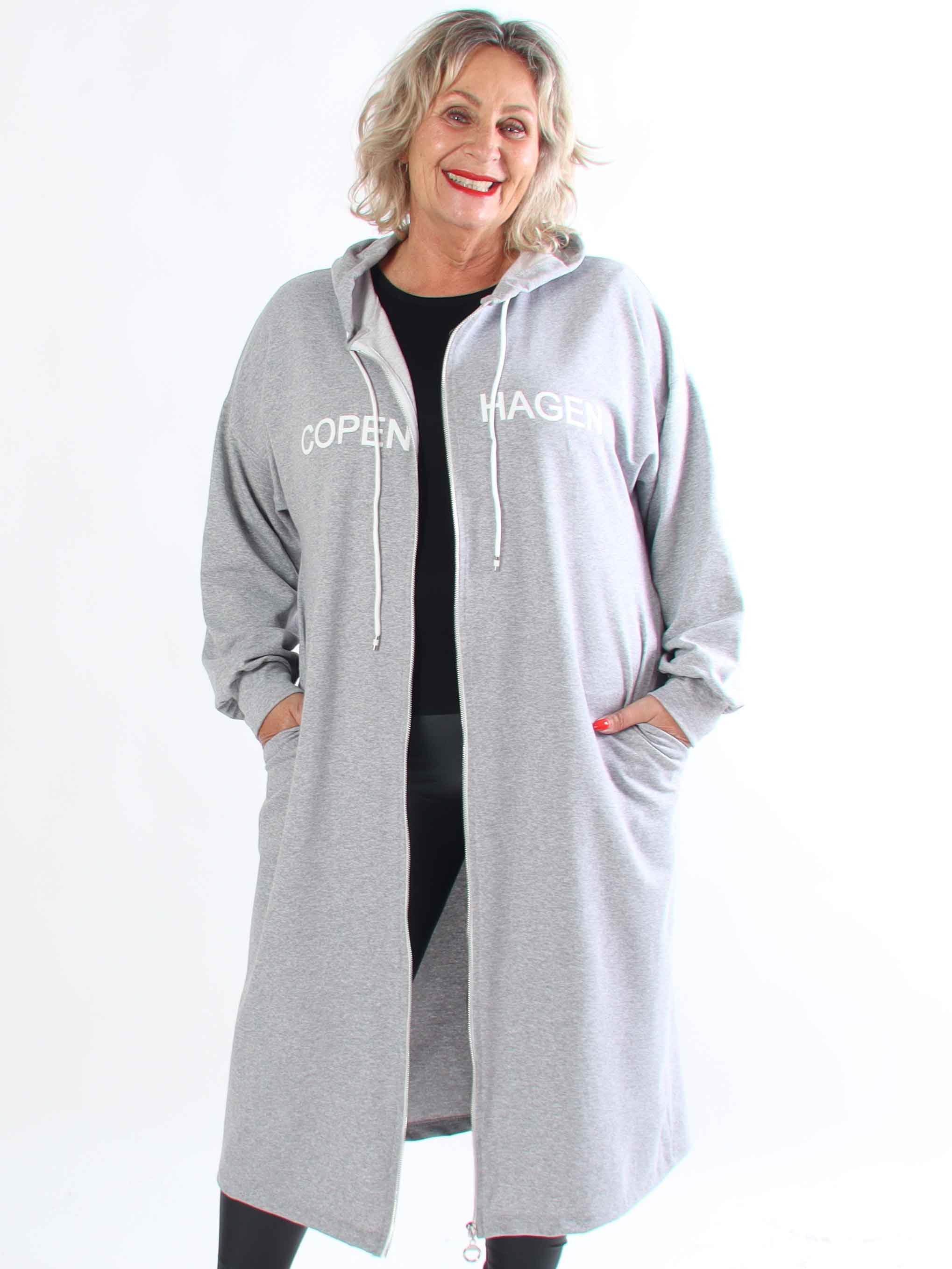 Erika - Plus size blød hoodiekjole i bomuld med “Copenhagen”-print på brystet