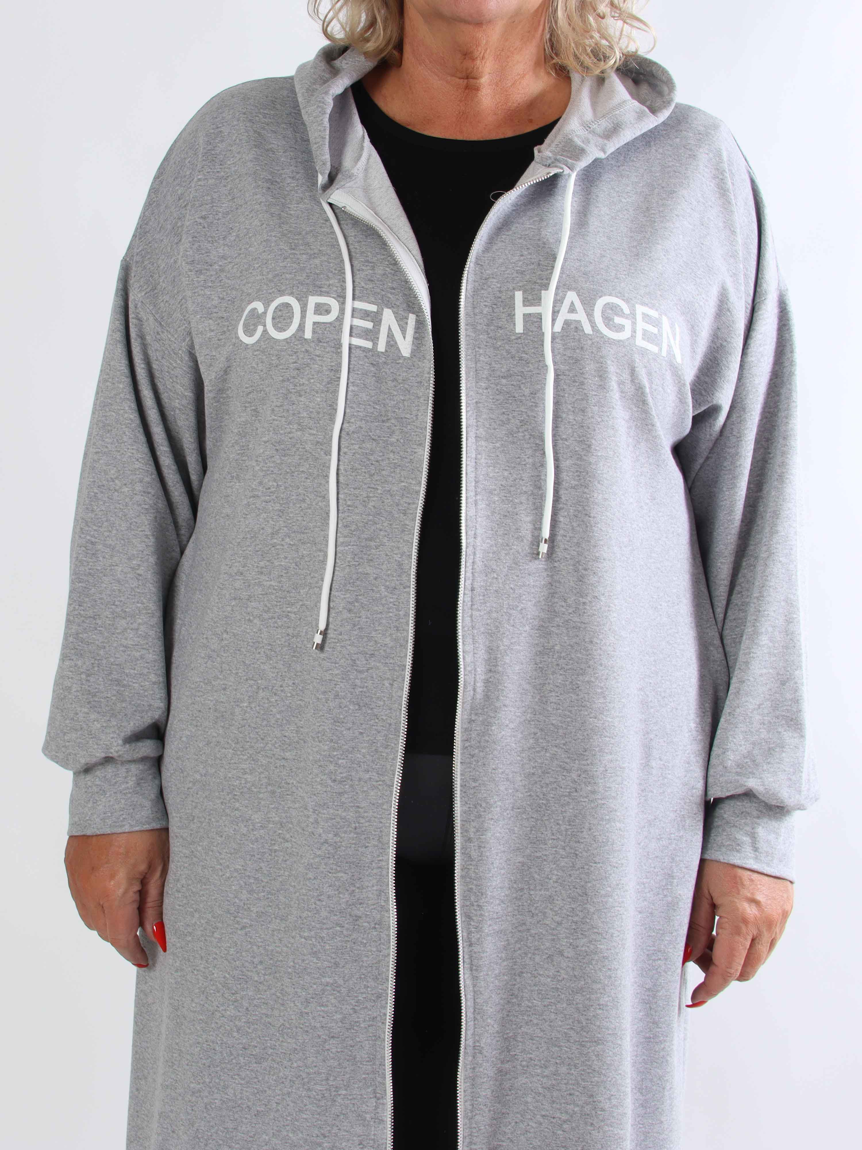 Erika - Plus size blød hoodiekjole i bomuld med “Copenhagen”-print på brystet