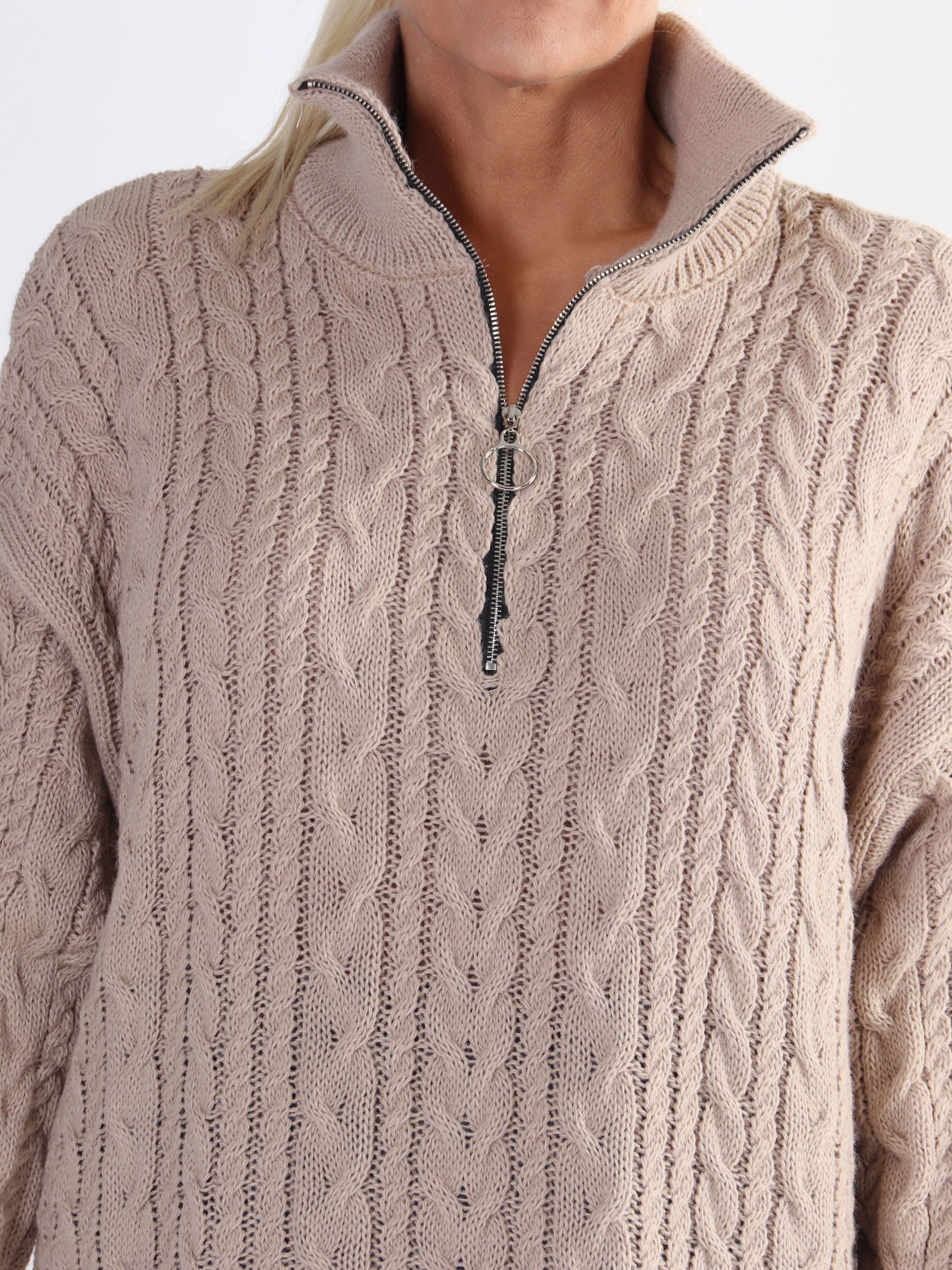 Esly - Plus size striktrøje i kabelstrik med lynlås