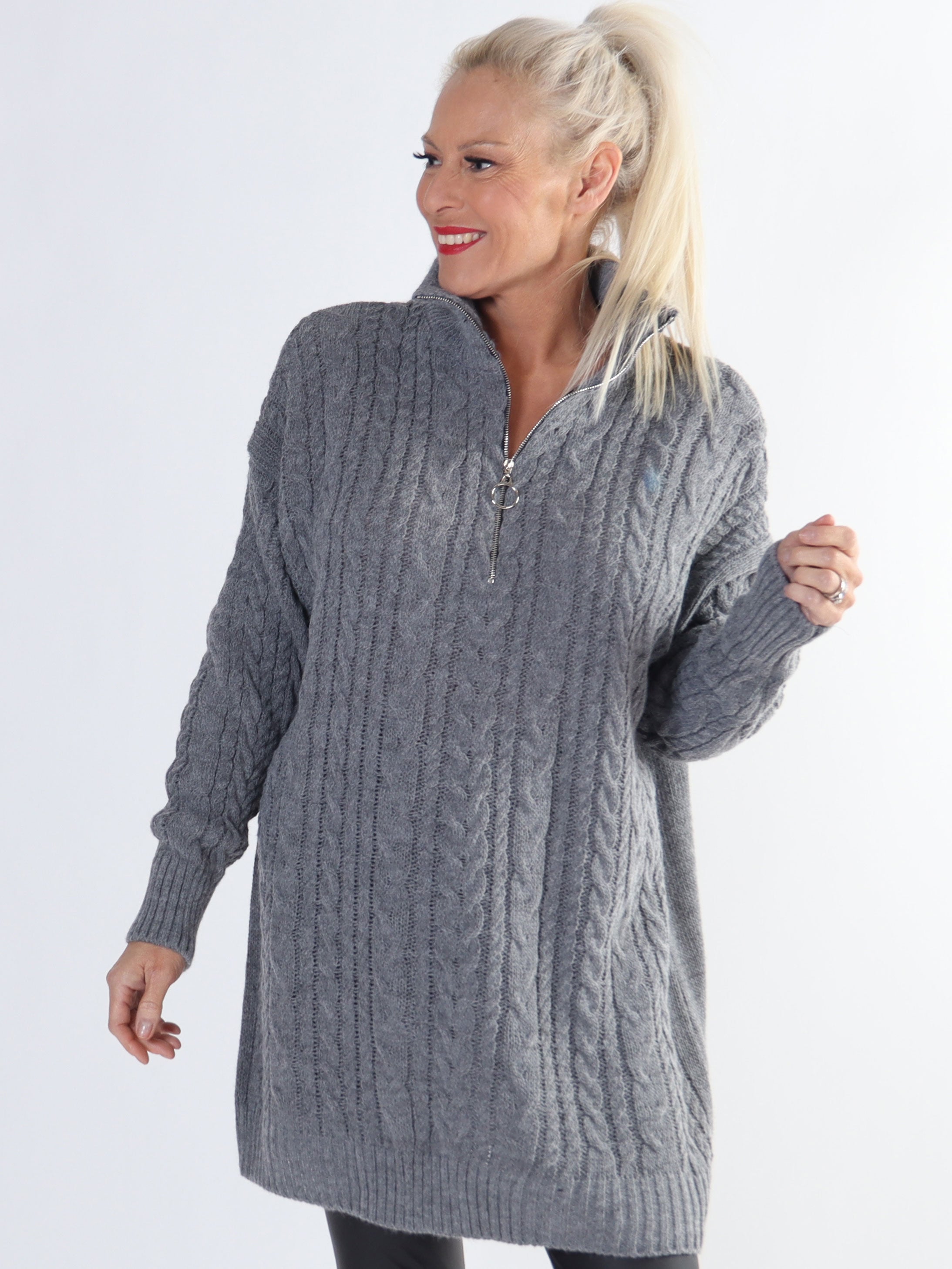 Esly - Plus size striktrøje i kabelstrik med lynlås