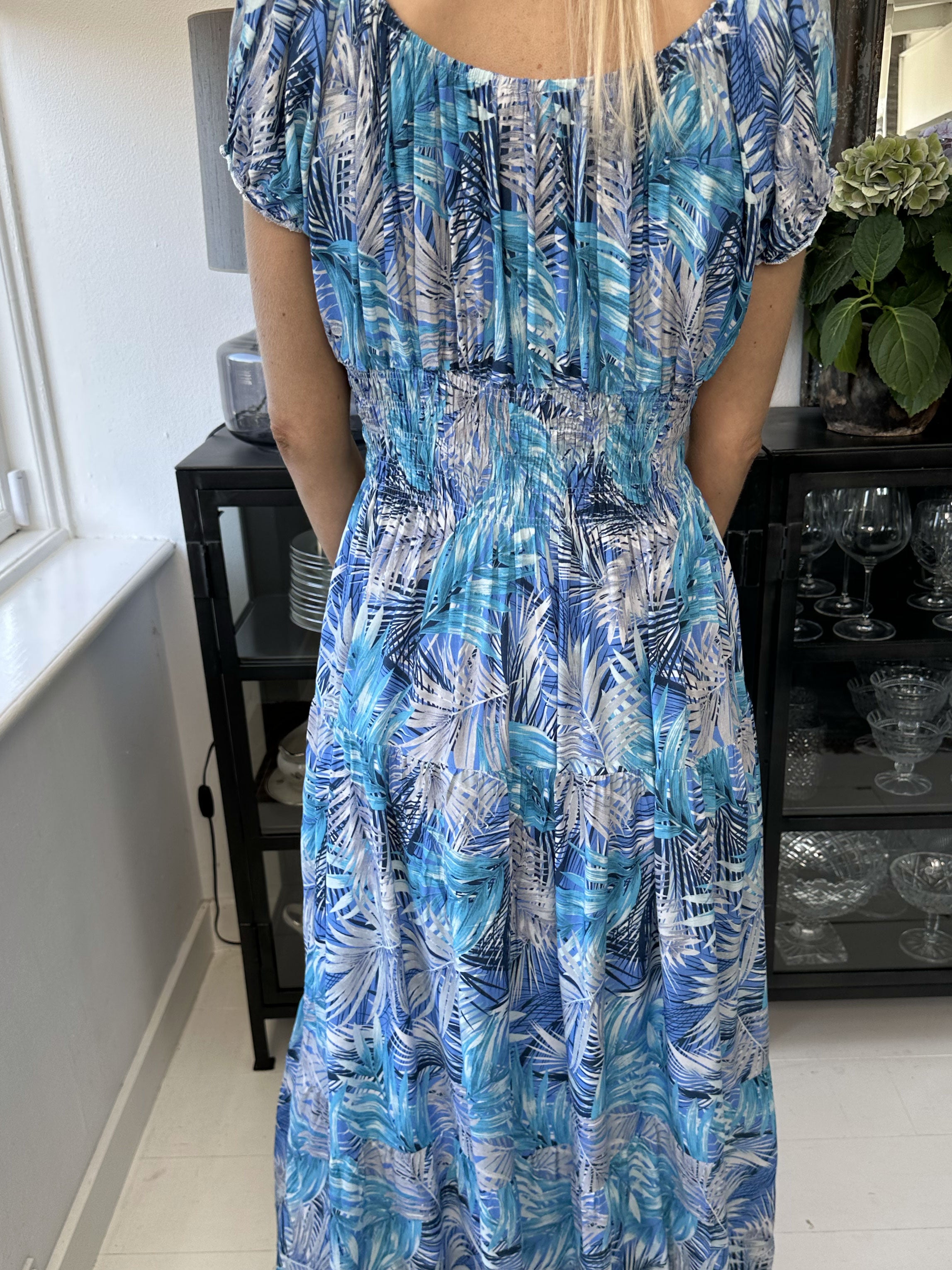 Finalia palm - Lang kjole med smock og palmemotiv