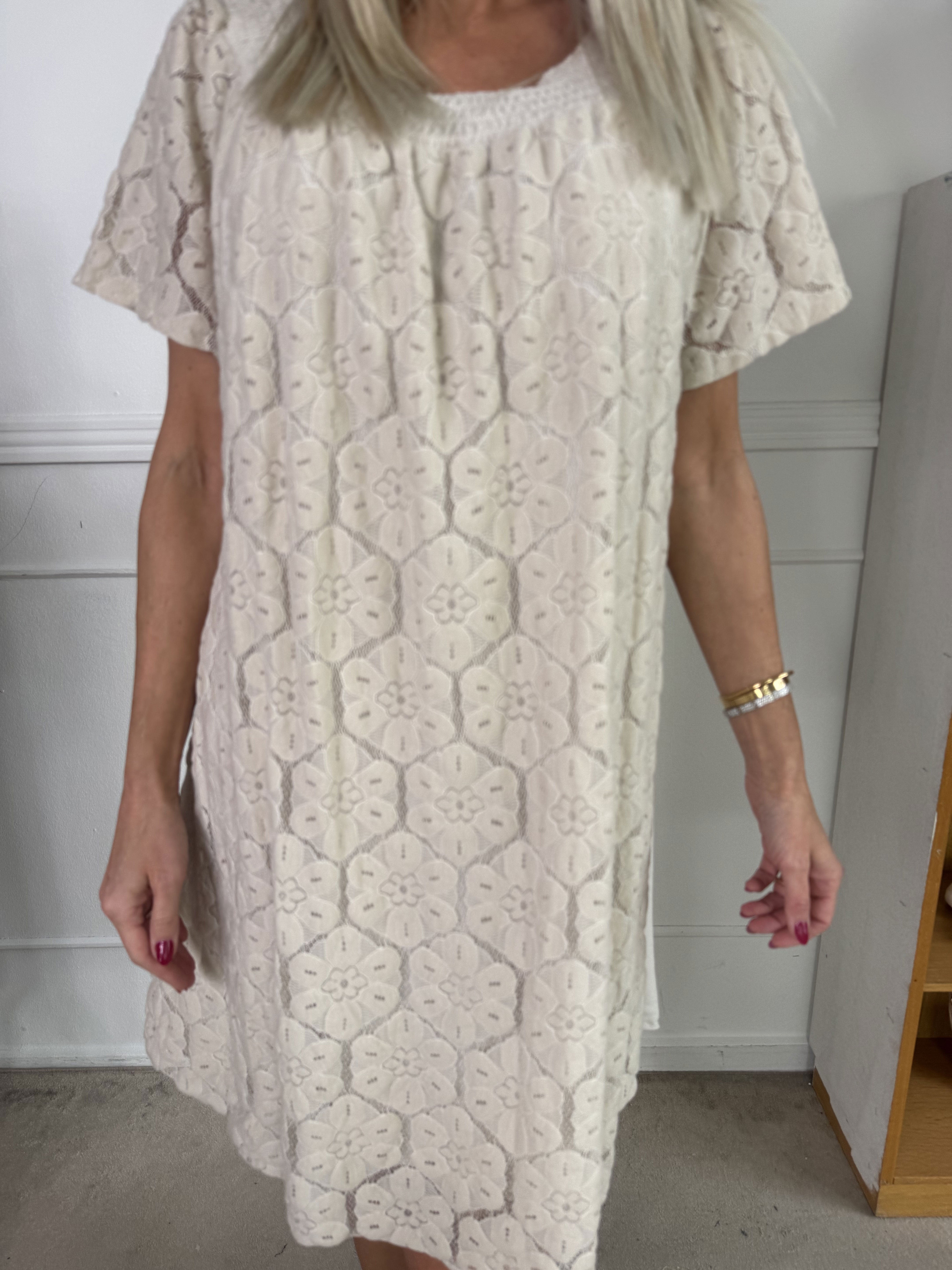 Fjola - Sød tunikakjole i bomuld med blonder foran