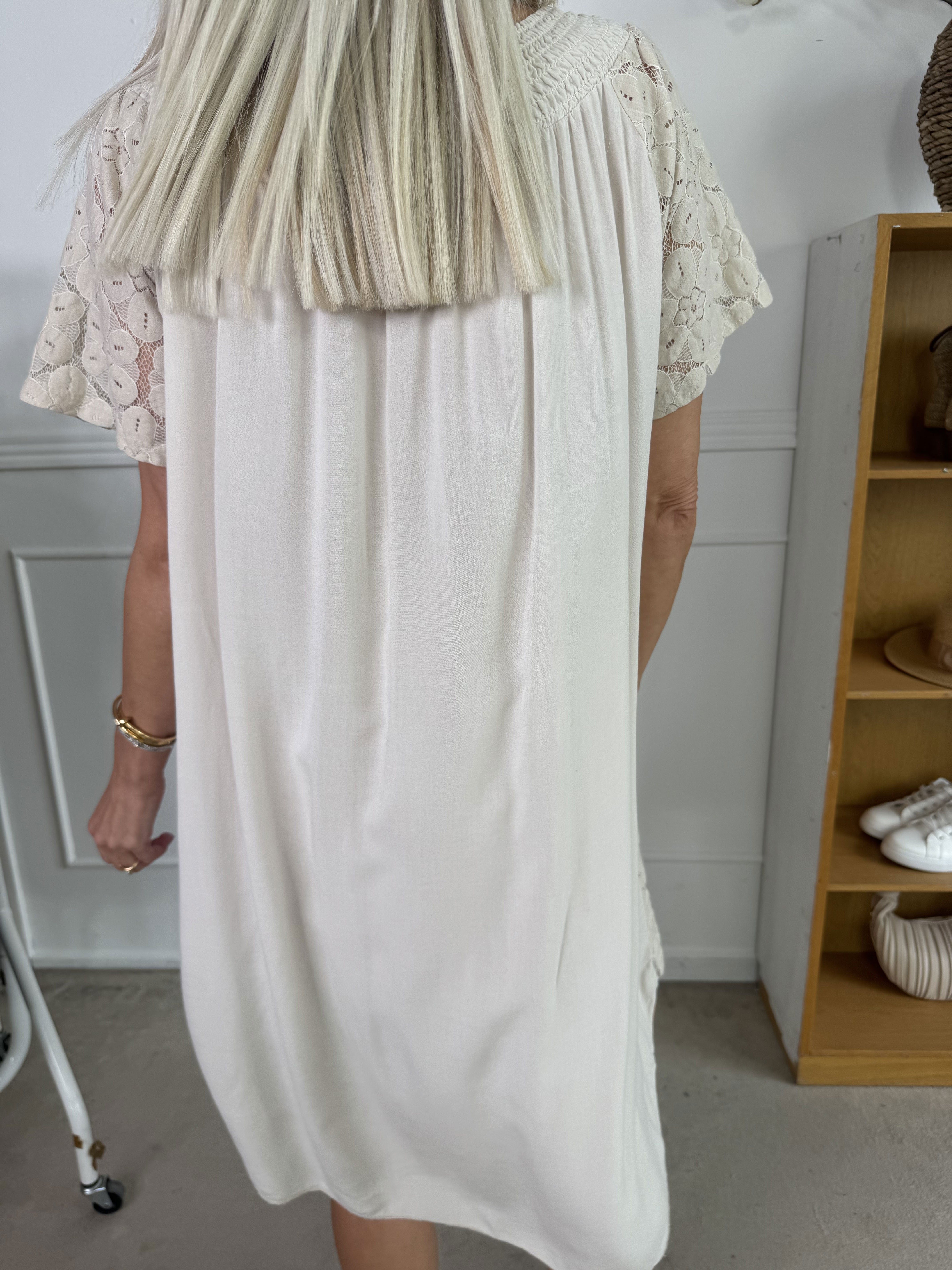 Fjola - Sød tunikakjole i bomuld med blonder foran