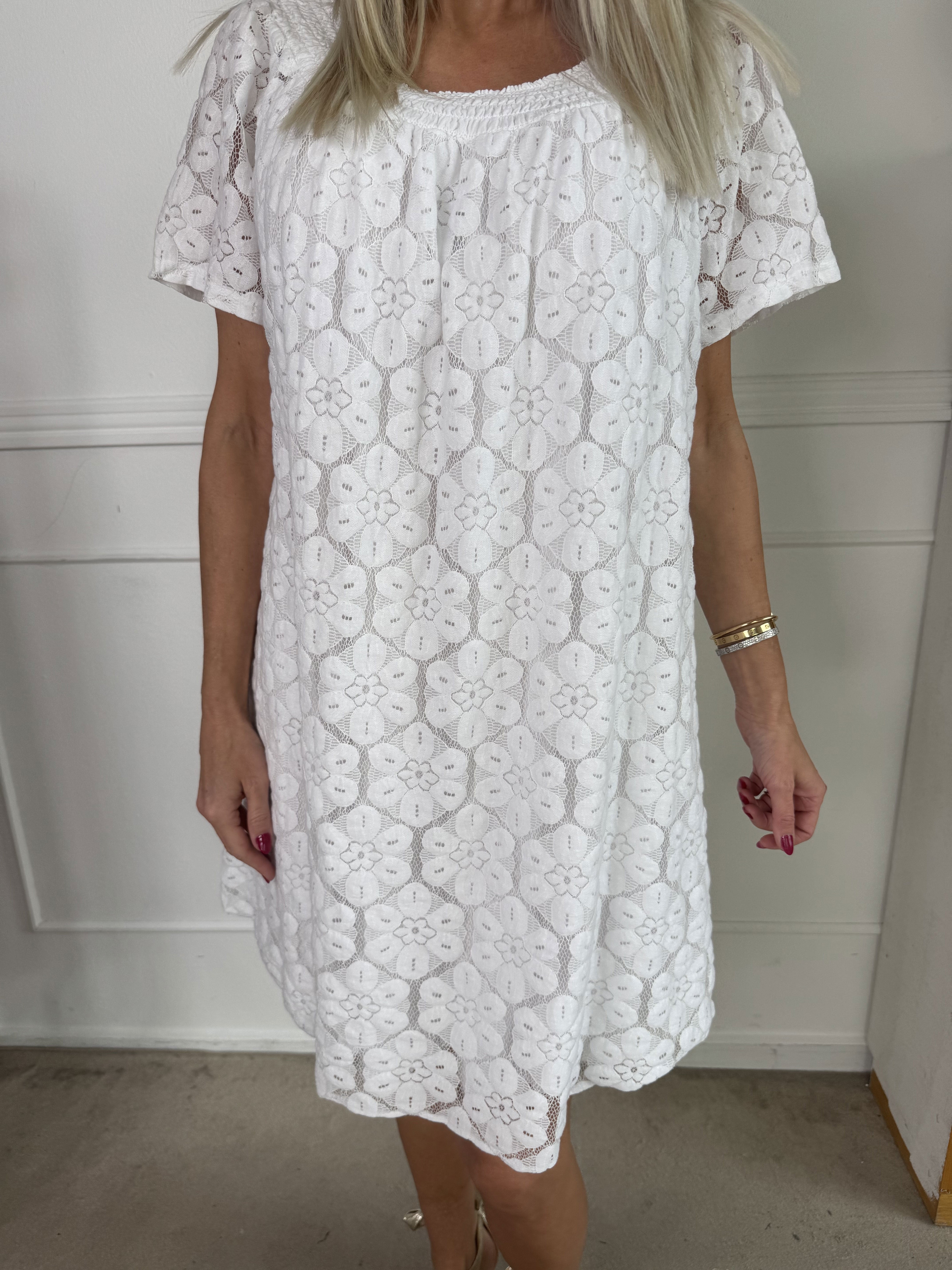 Fjola - Sød tunikakjole i bomuld med blonder foran