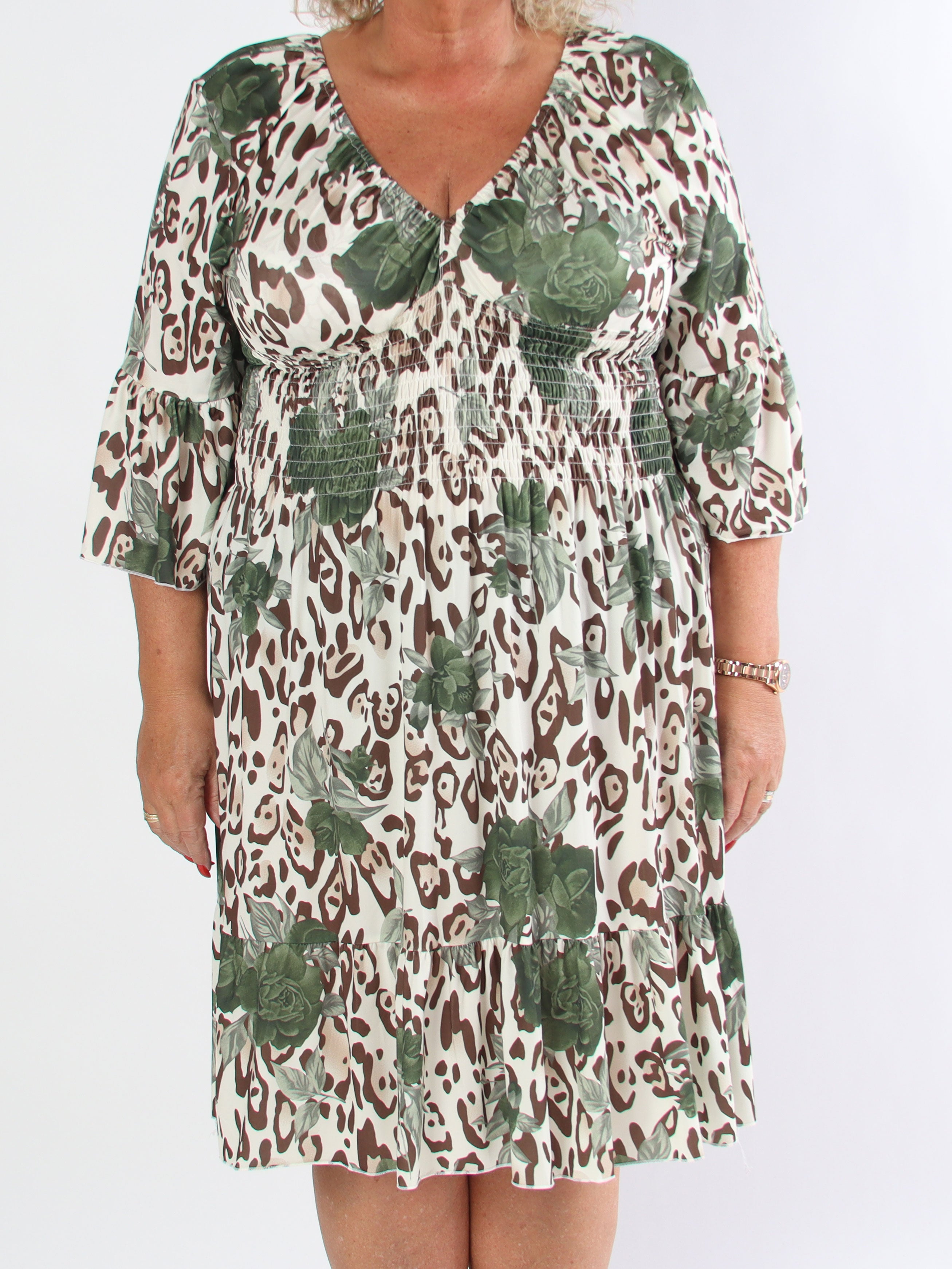 Flora Leo - Sød plus size kjole i elastisk stof og smock i taljen