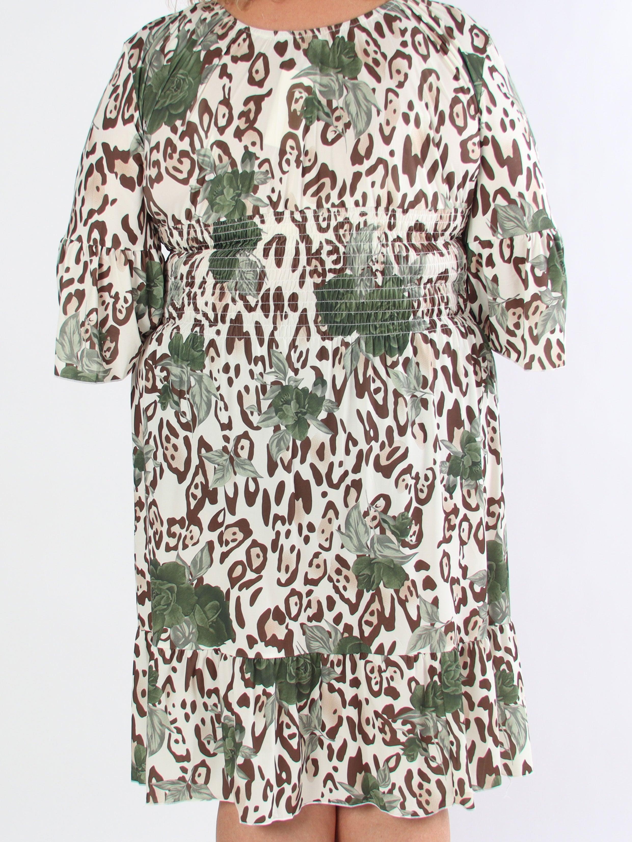 Flora Leo - Sød plus size kjole i elastisk stof og smock i taljen