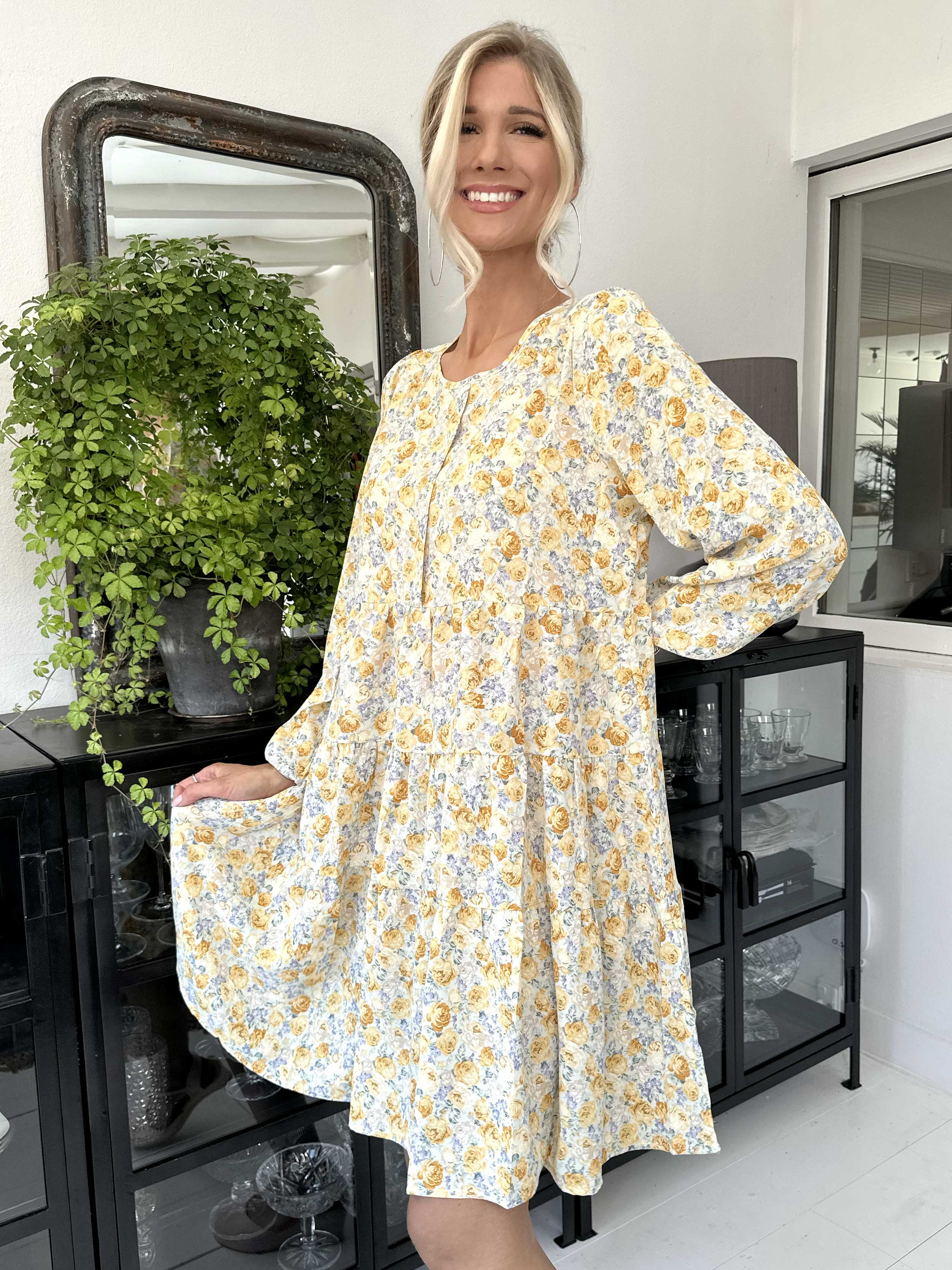 Hannah - Sød blomstret kjole med lag på lag look