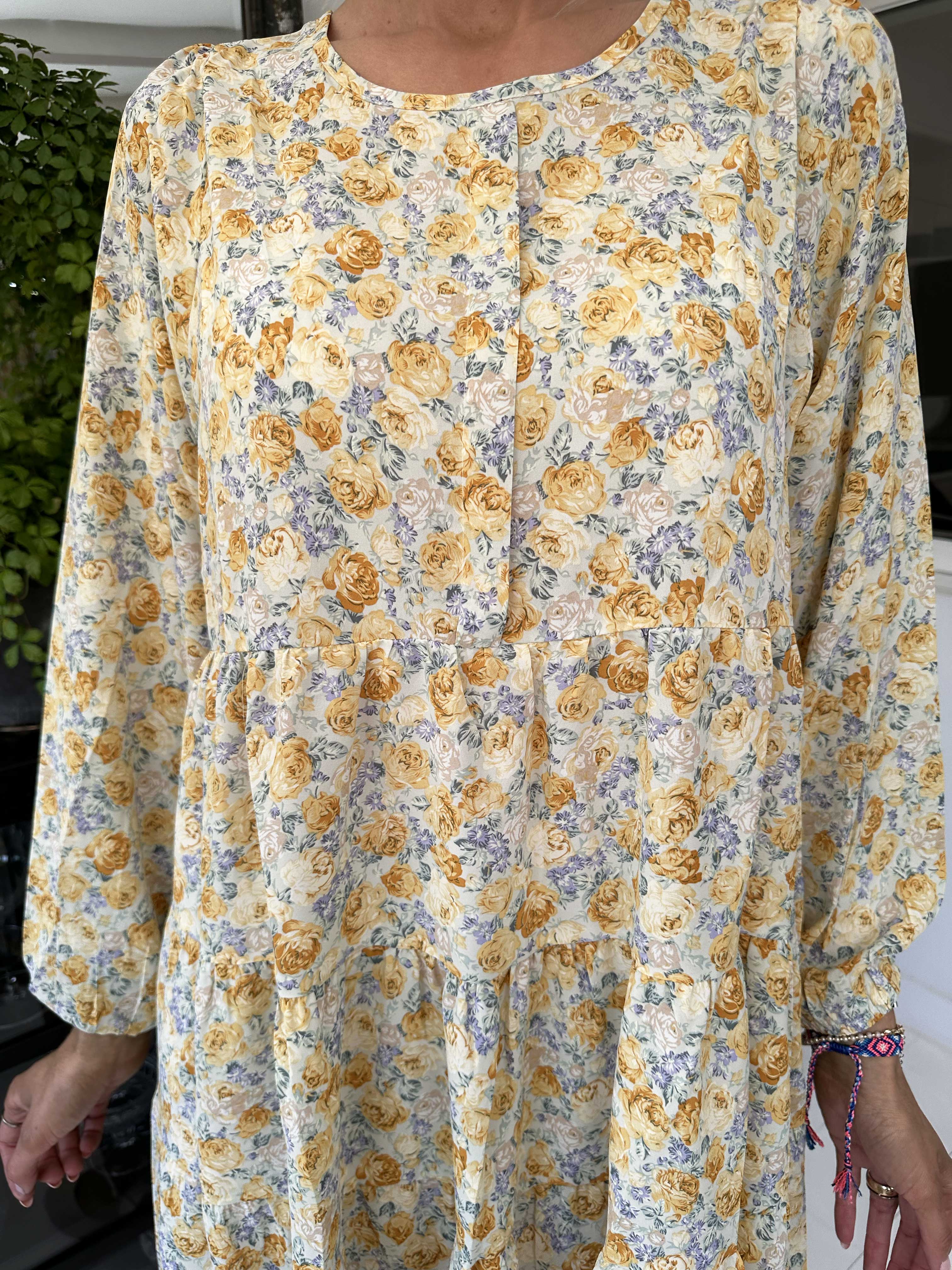 Hannah - Sød blomstret kjole med lag på lag look