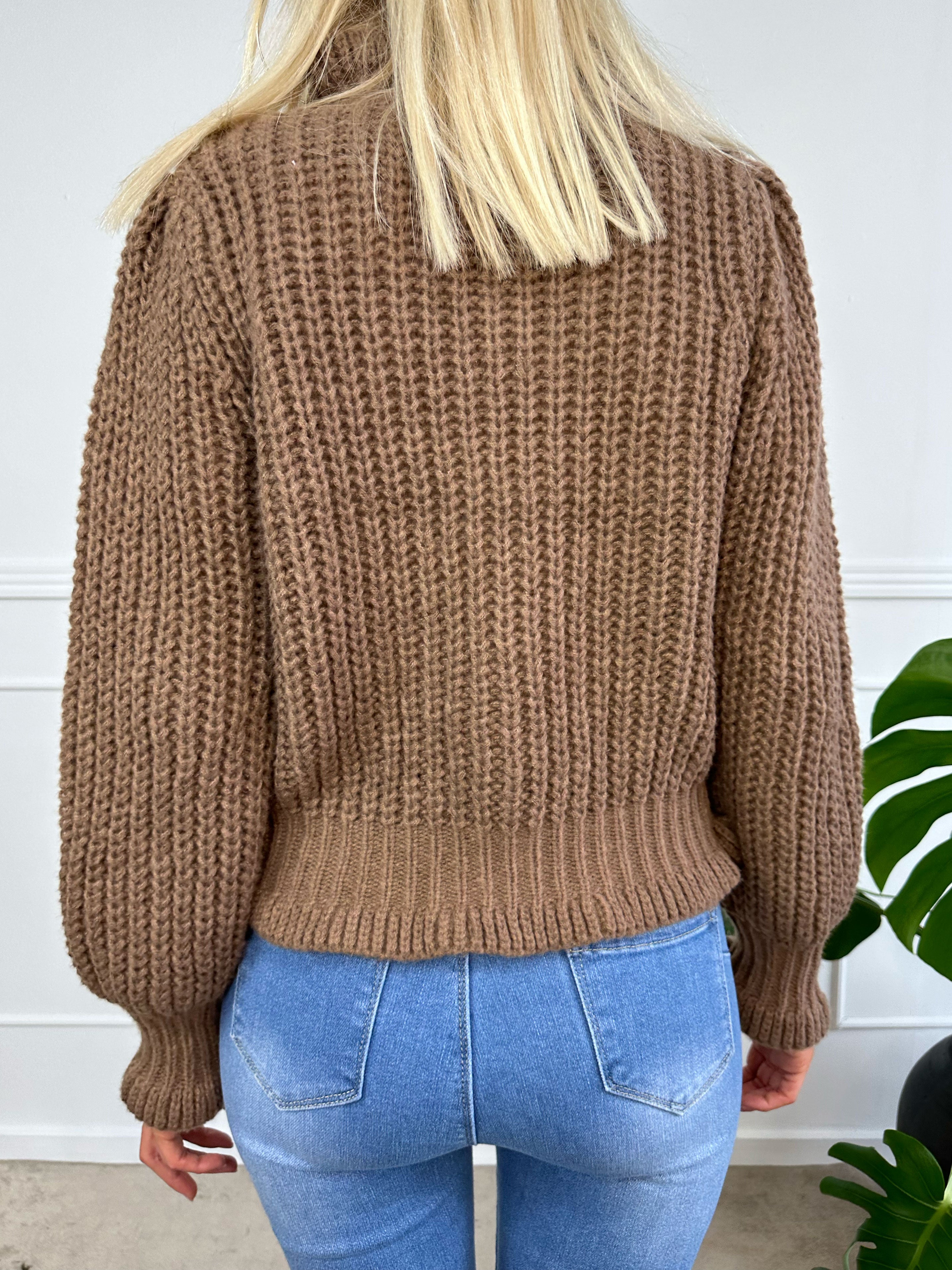 Hella - Tyk striktrøje med søde ballonærmer