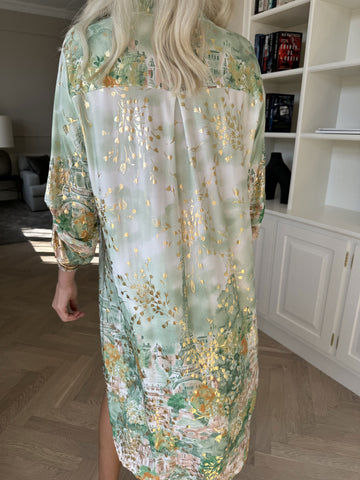 Ebba Paris Long - Elastisk mønstret kjole med guld detaljer