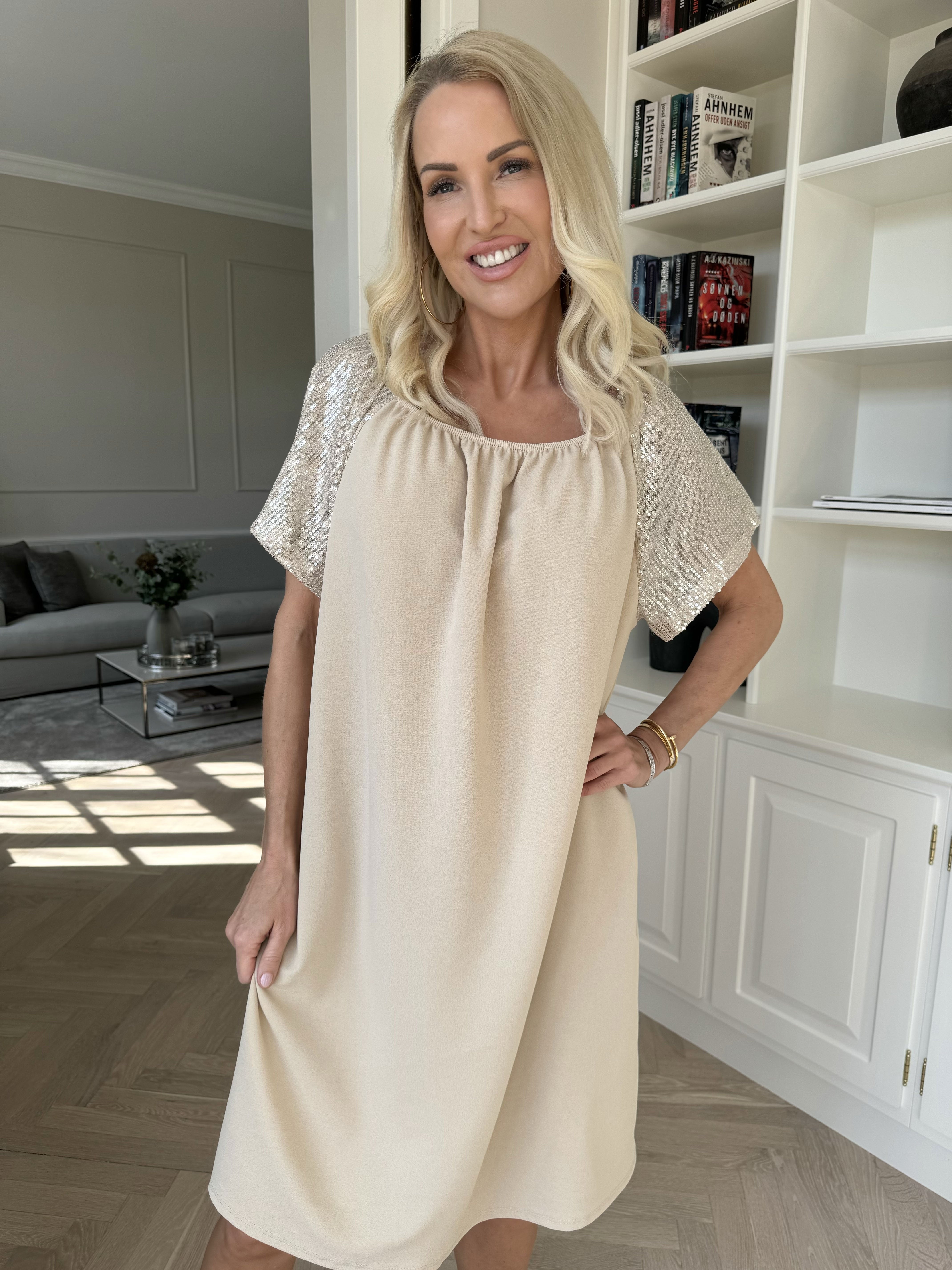 Kim - Sød elastisk kjole med pailletærmer