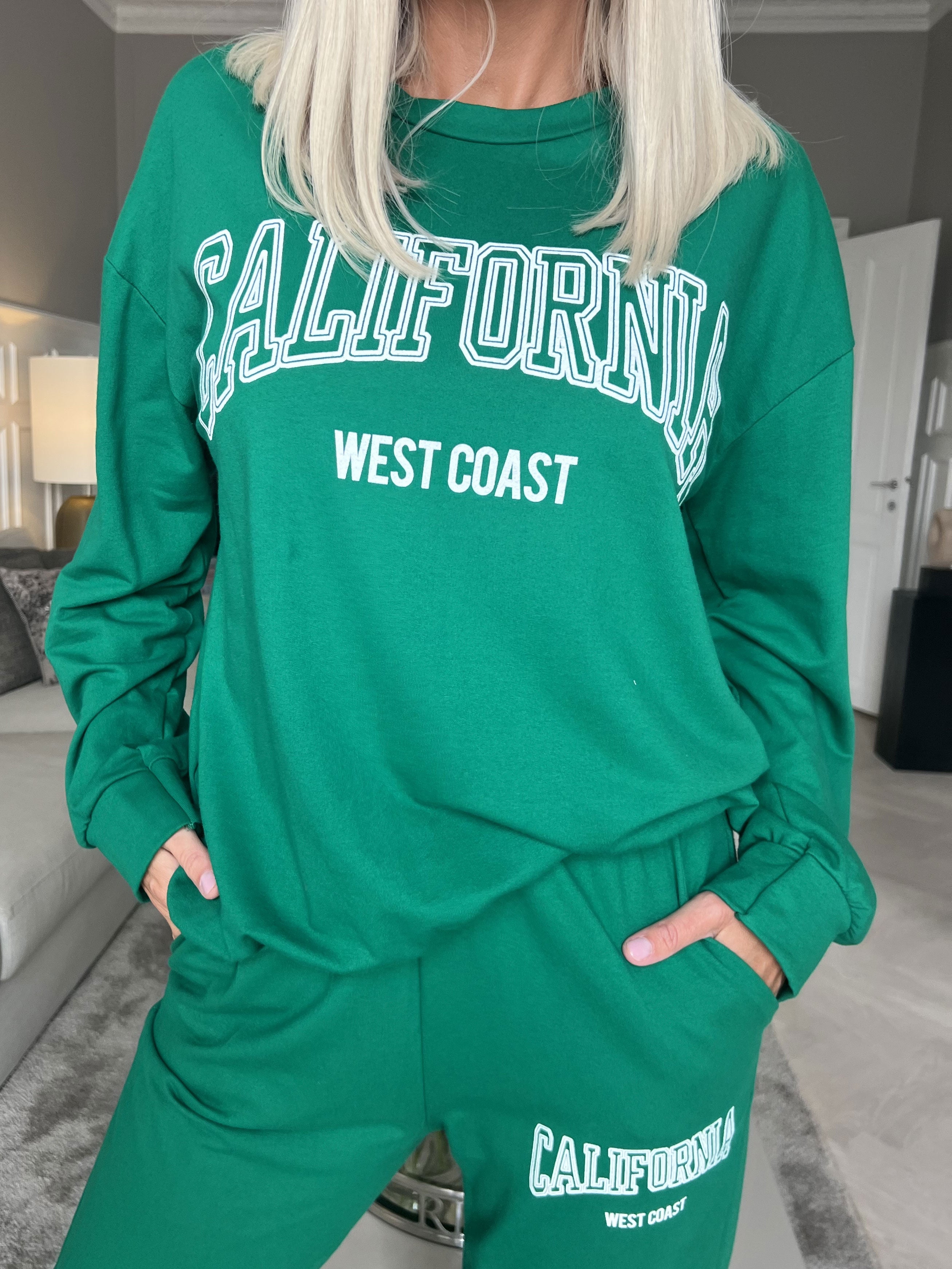 Noelle - Lækkert joggingsæt med skrift over brystet