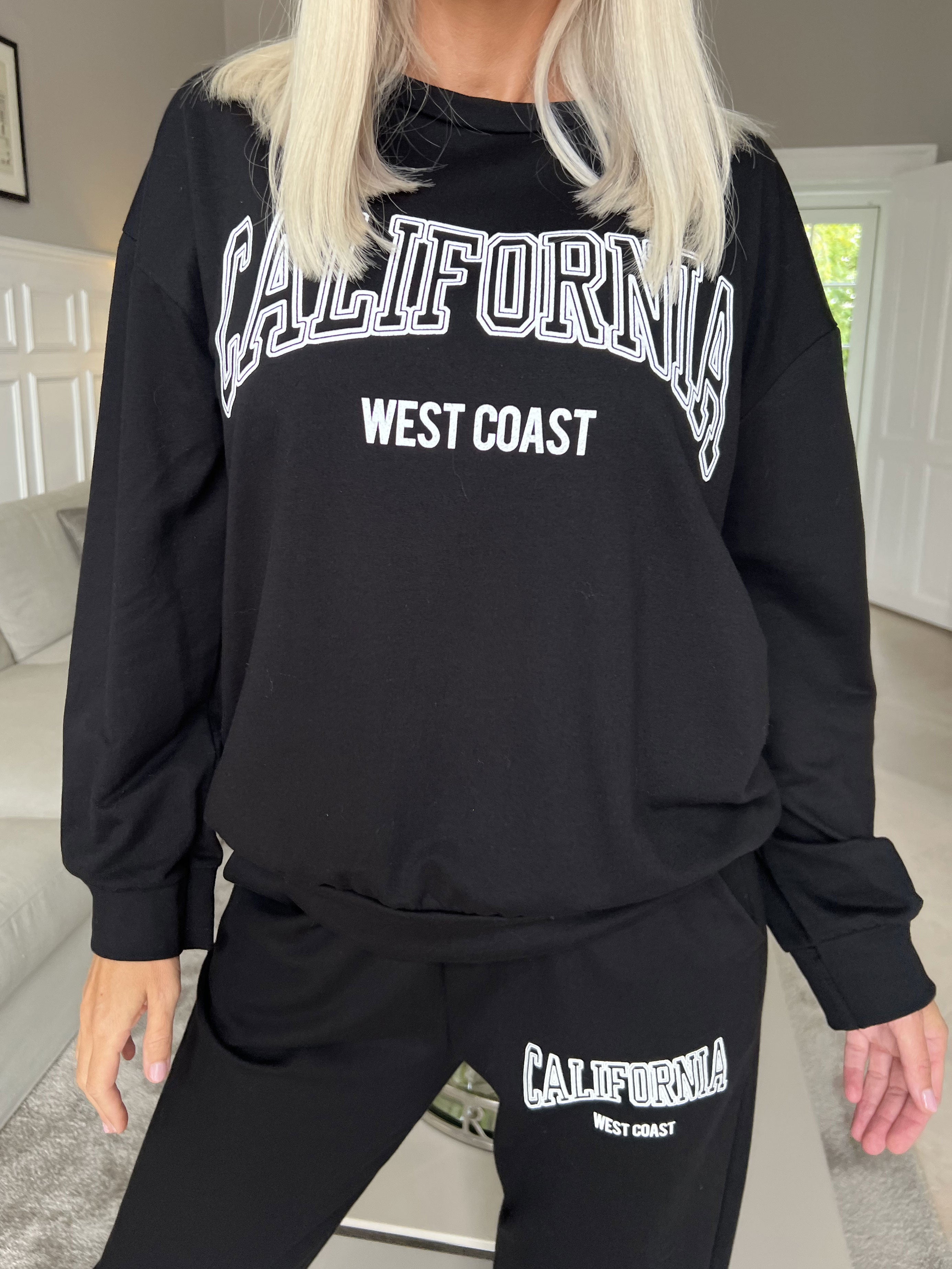 Noelle - Lækkert joggingsæt med skrift over brystet