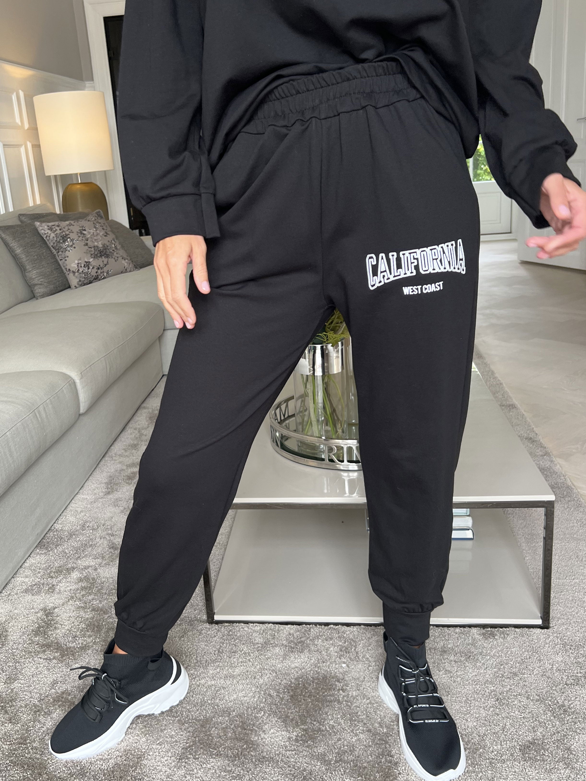 Noelle - Lækkert joggingsæt med skrift over brystet