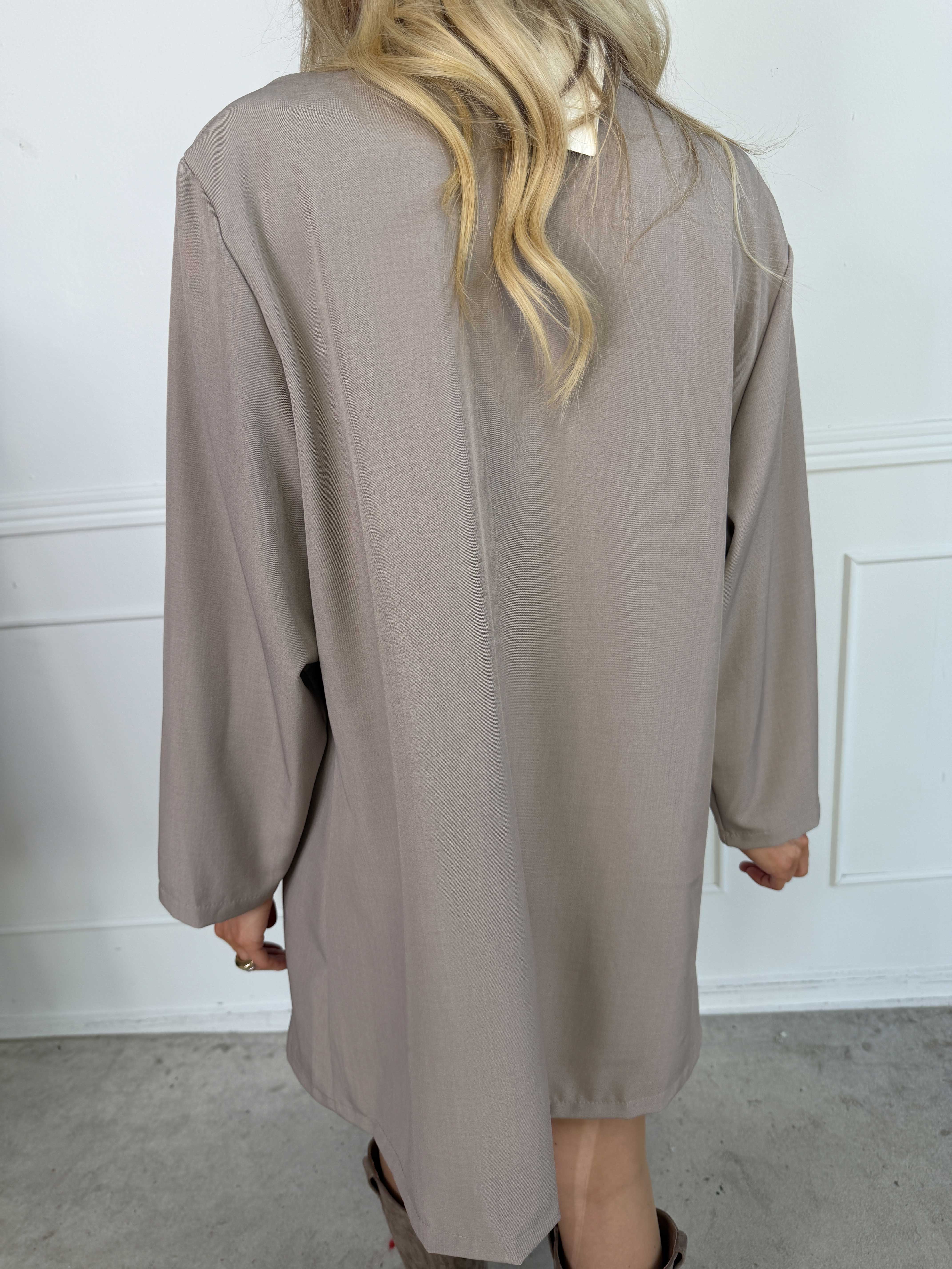 Lanthe Long Plain - Lang ensfarvet blazer