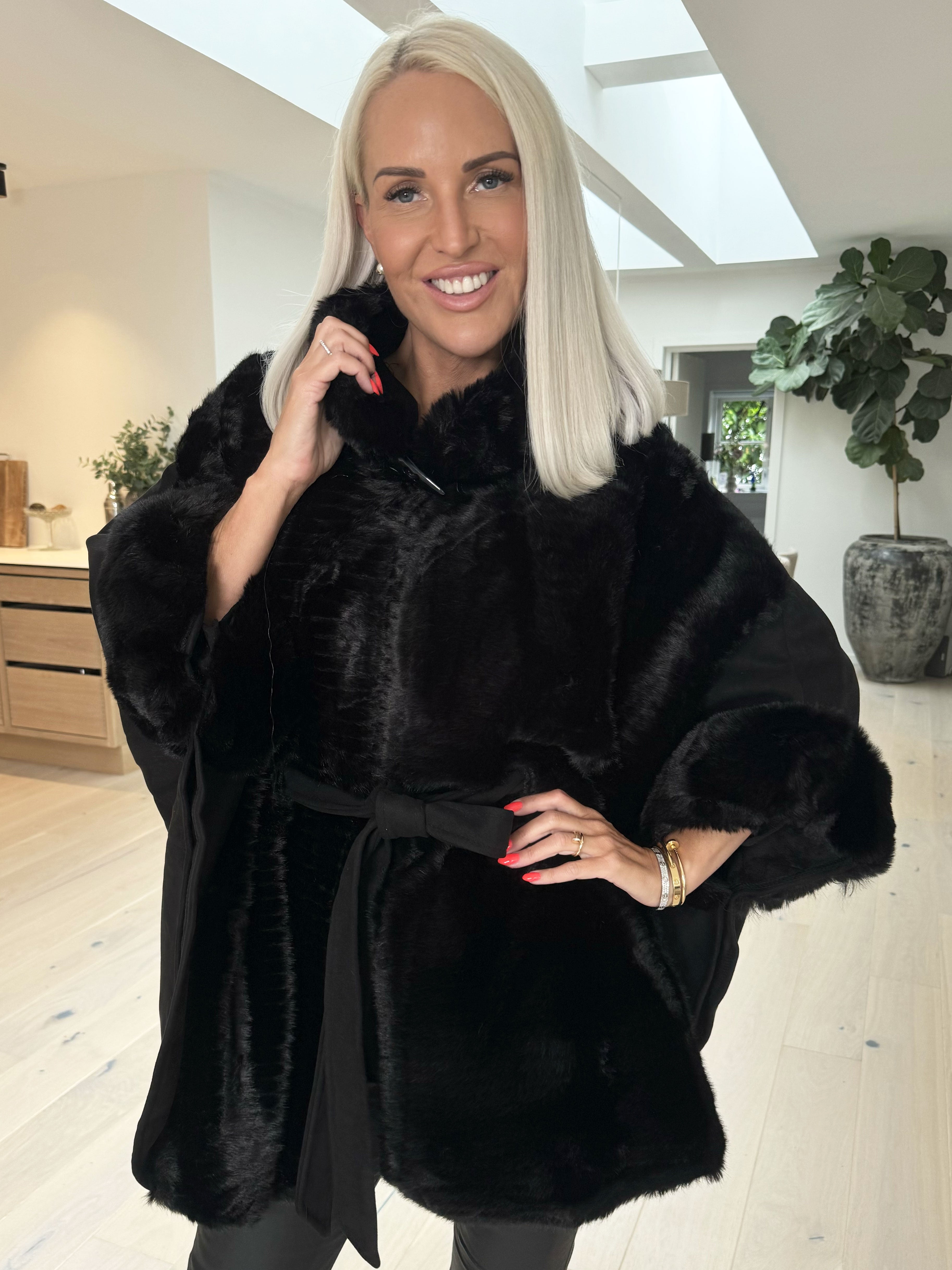 Cloud - Poncho med faux fur