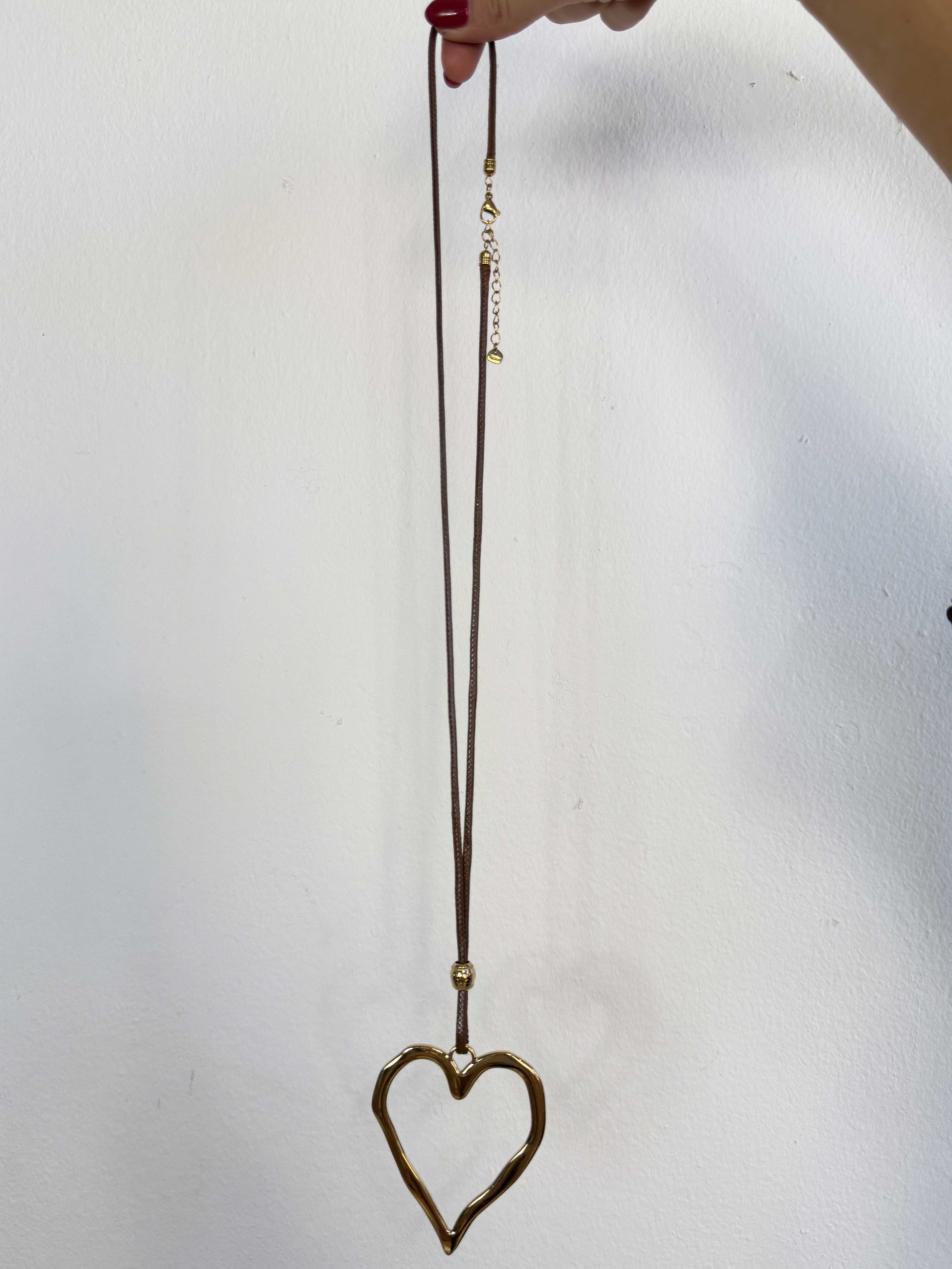 Heart - Lang halskæde i læderlook med guldfarvet hjertevedhæng