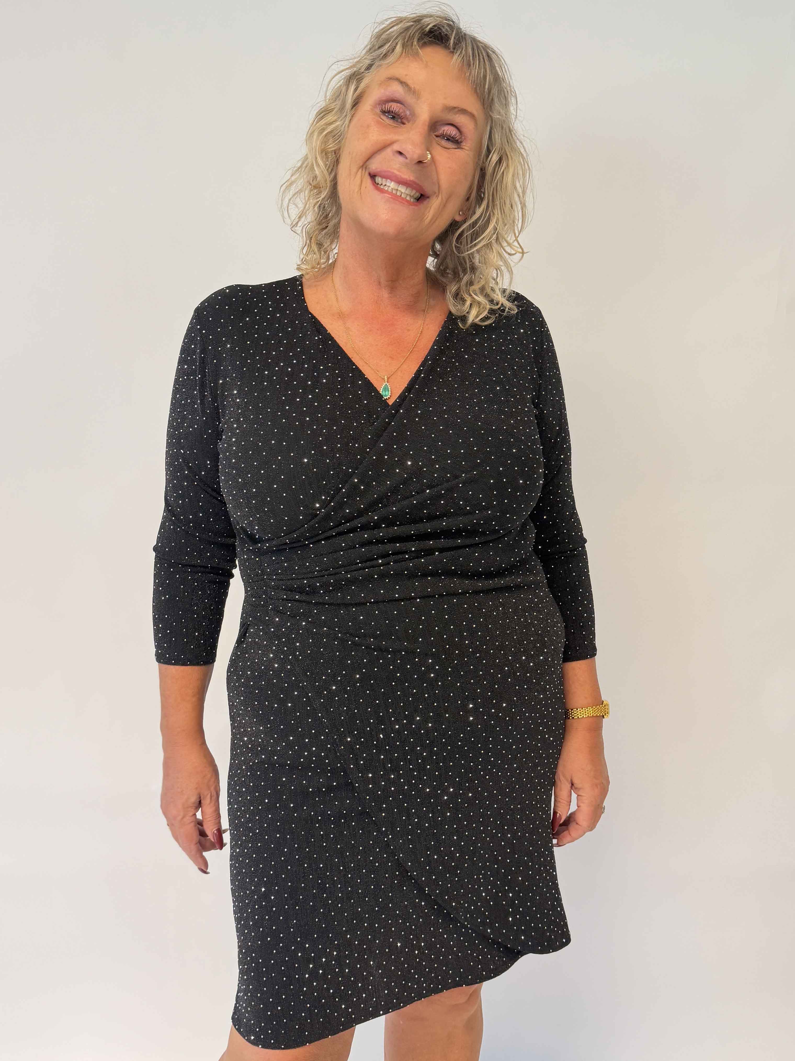 Kata - Glitrende plus size kjole med slå-om-look, masser af stretch og fine glimmertråde