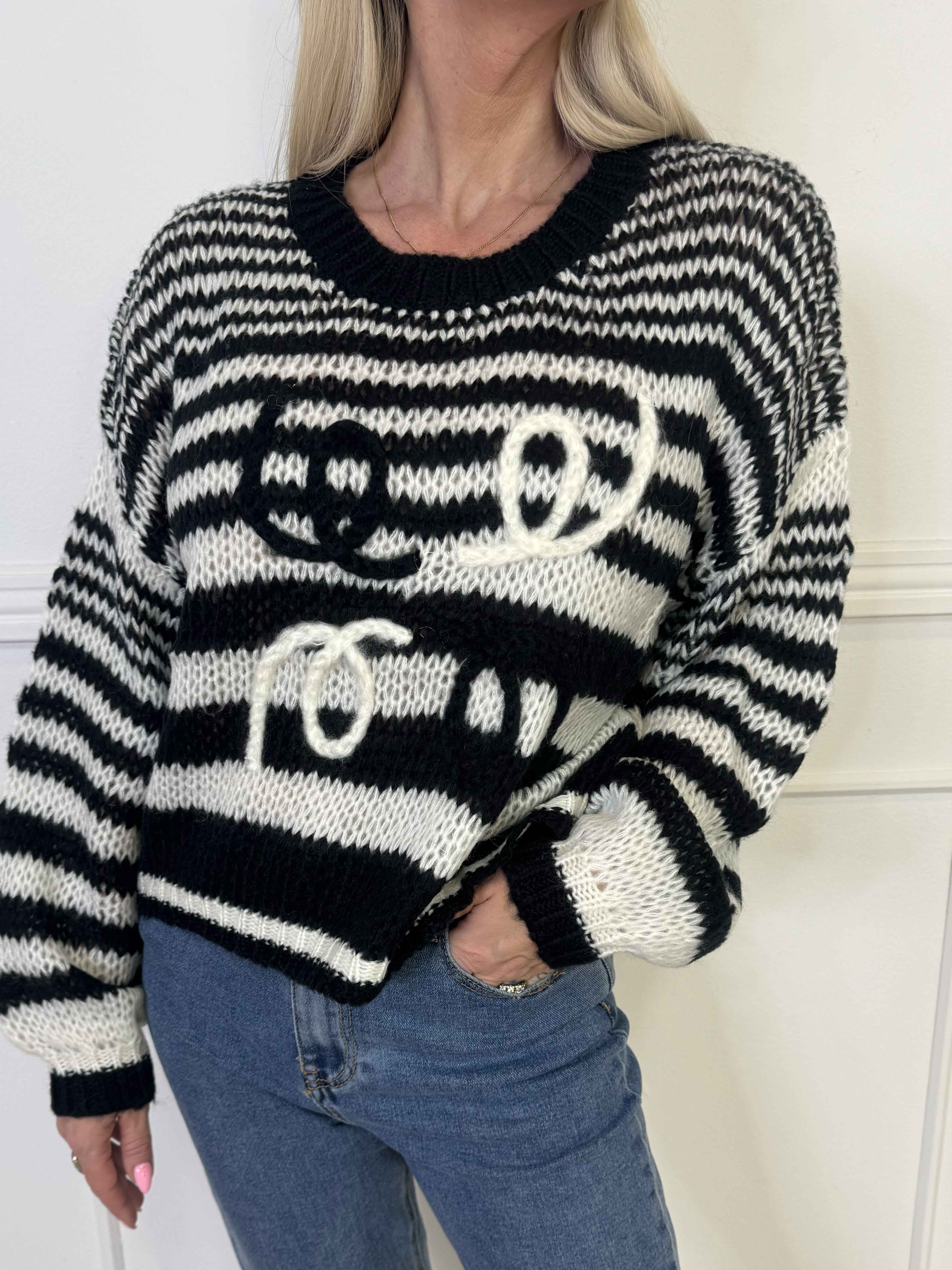 Sevillia - Hyggelig sort og hvid stribet strik