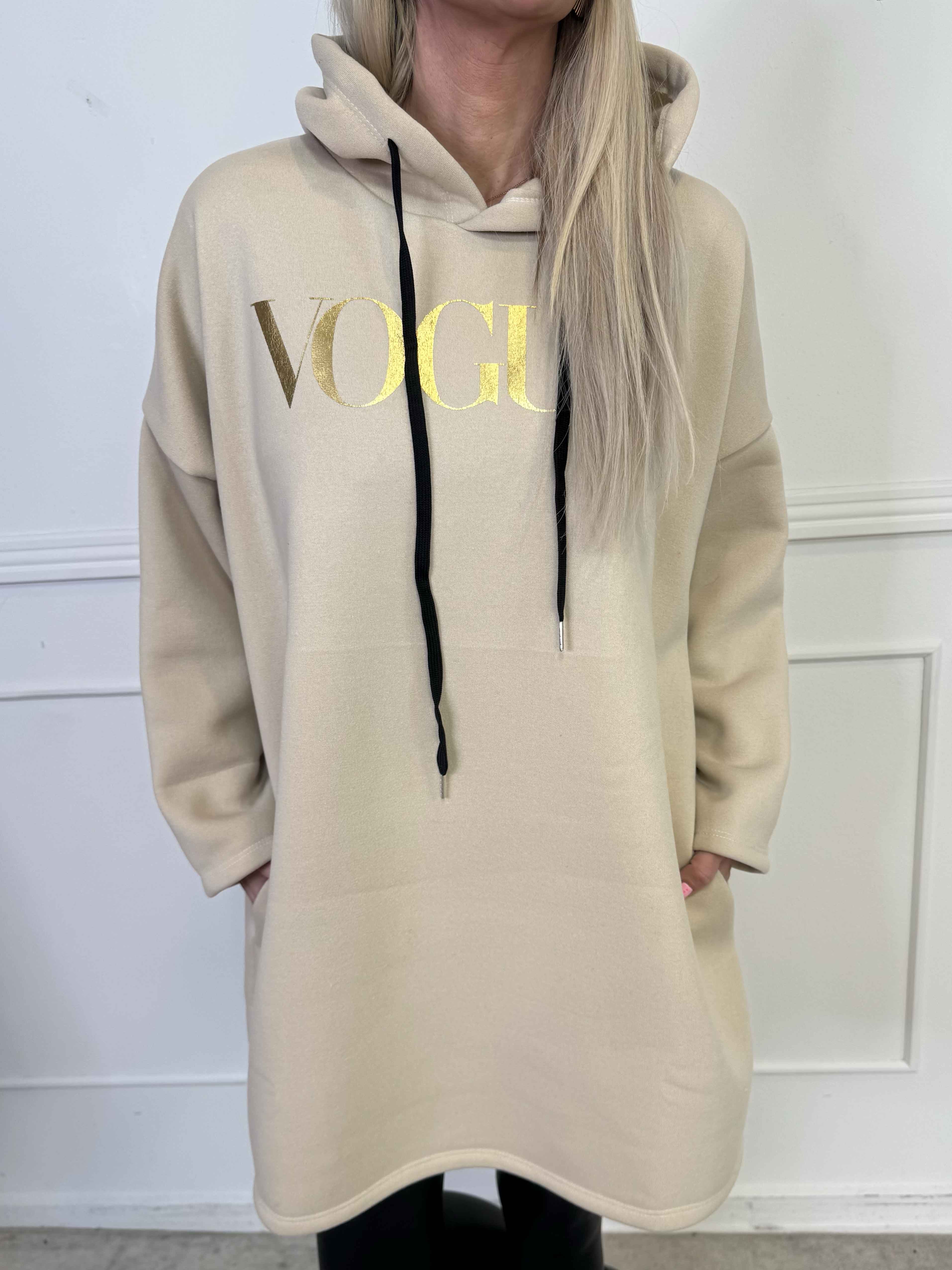 Perrine - Hoodiekjole med VOGUE tryk med lommer