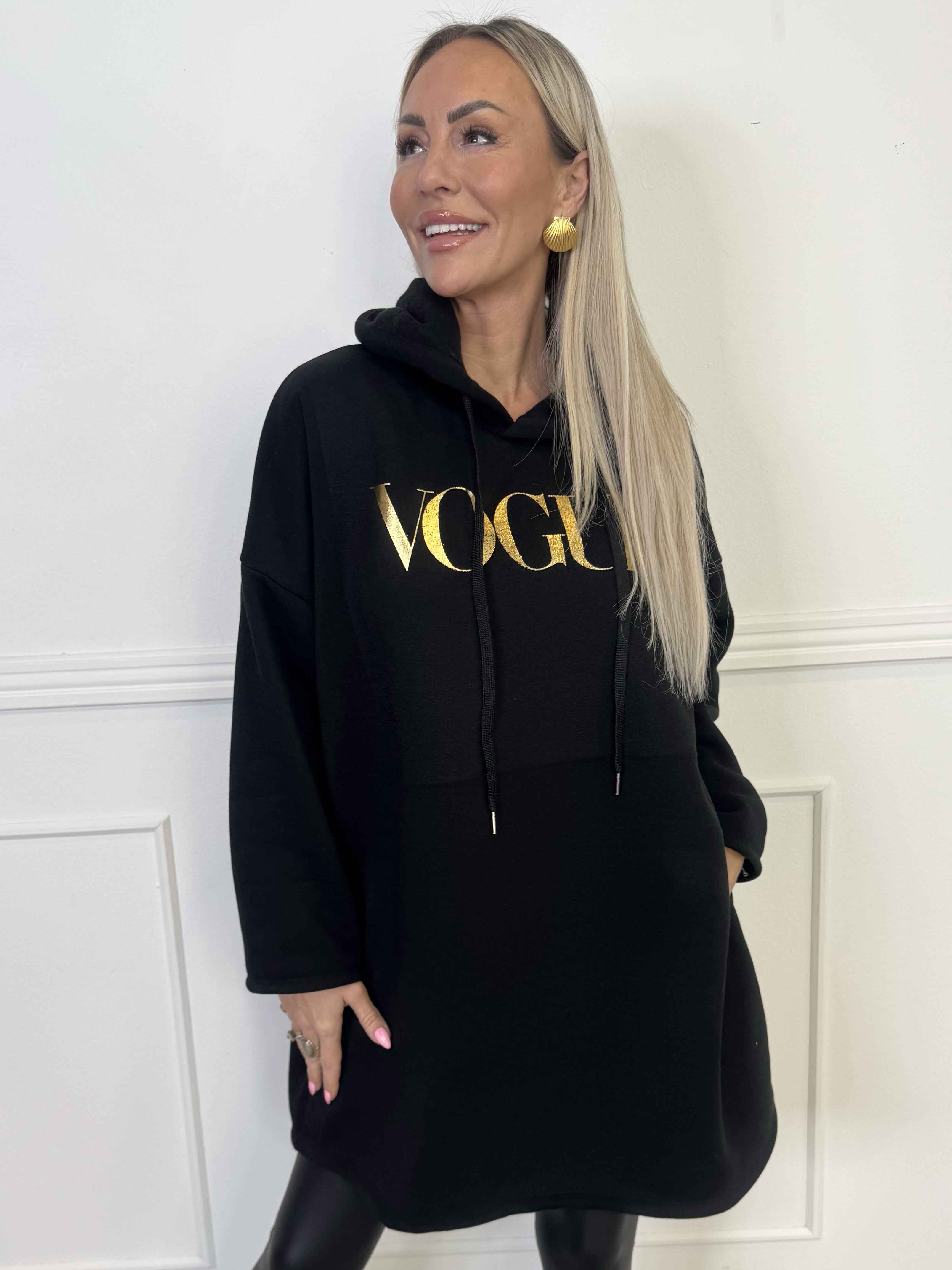 Perrine - Hoodiekjole med VOGUE tryk med lommer