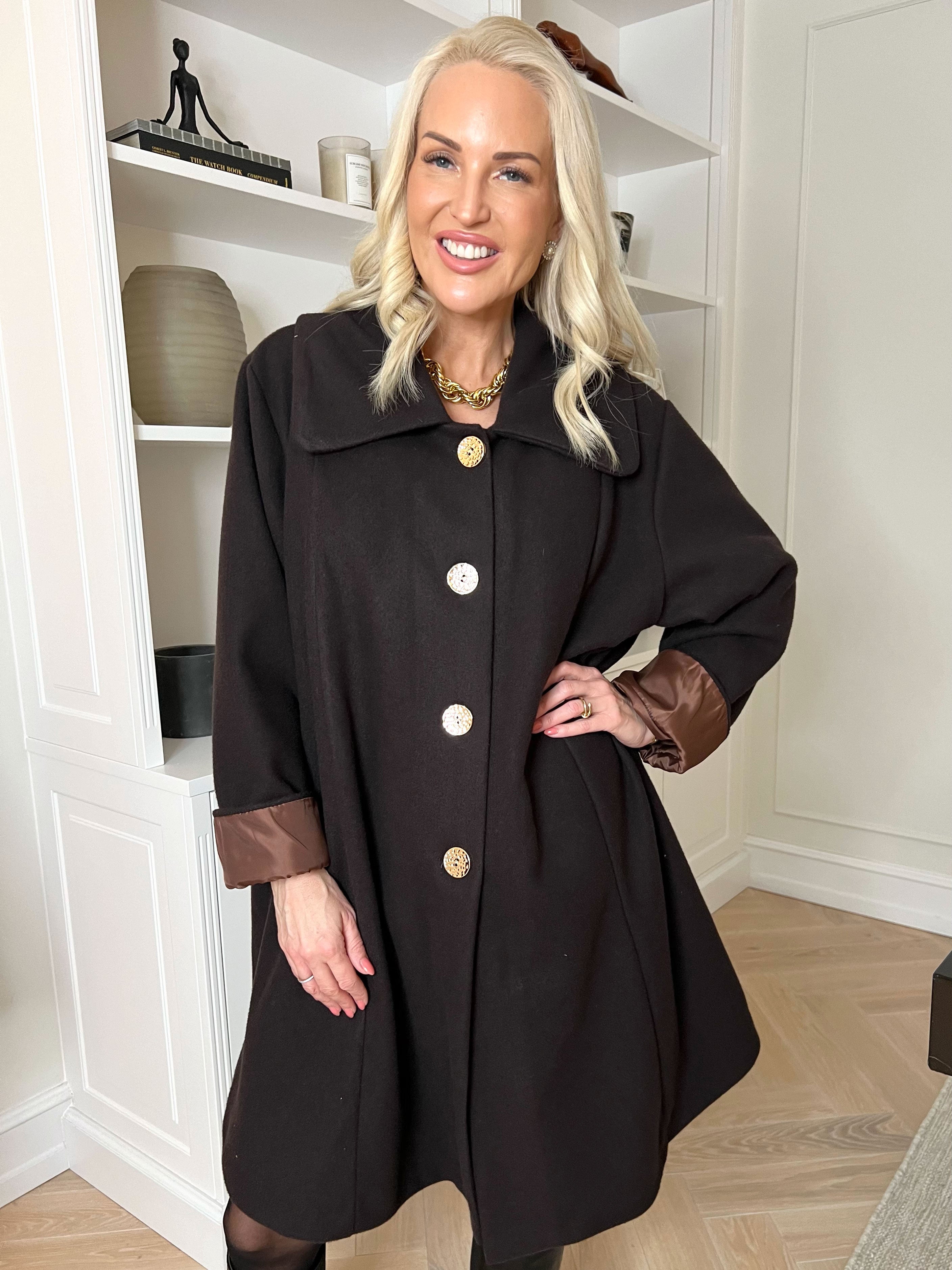 Yalena - Klassisk frakke i A-facon med lommer