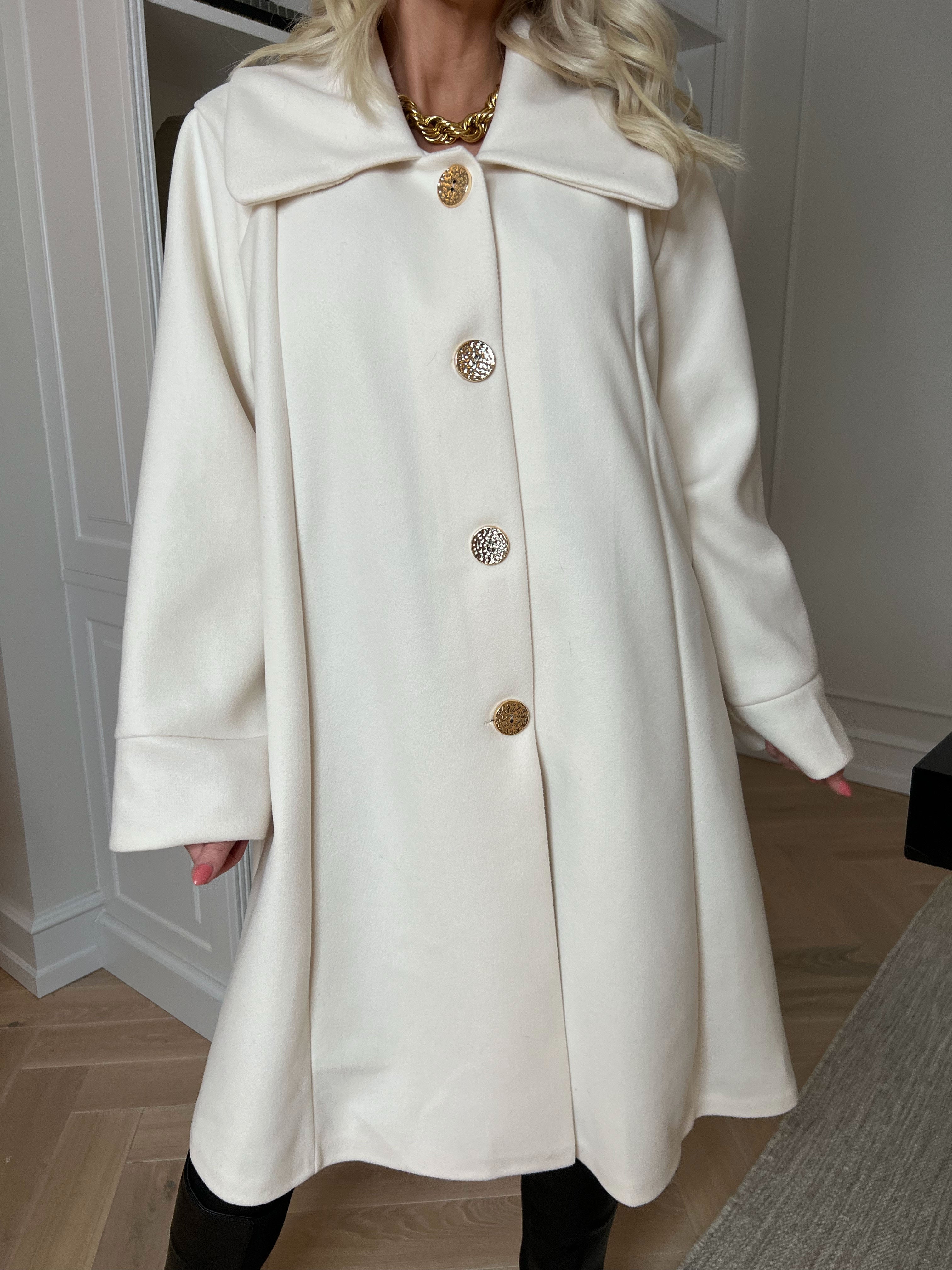 Yalena - Klassisk frakke i A-facon med lommer