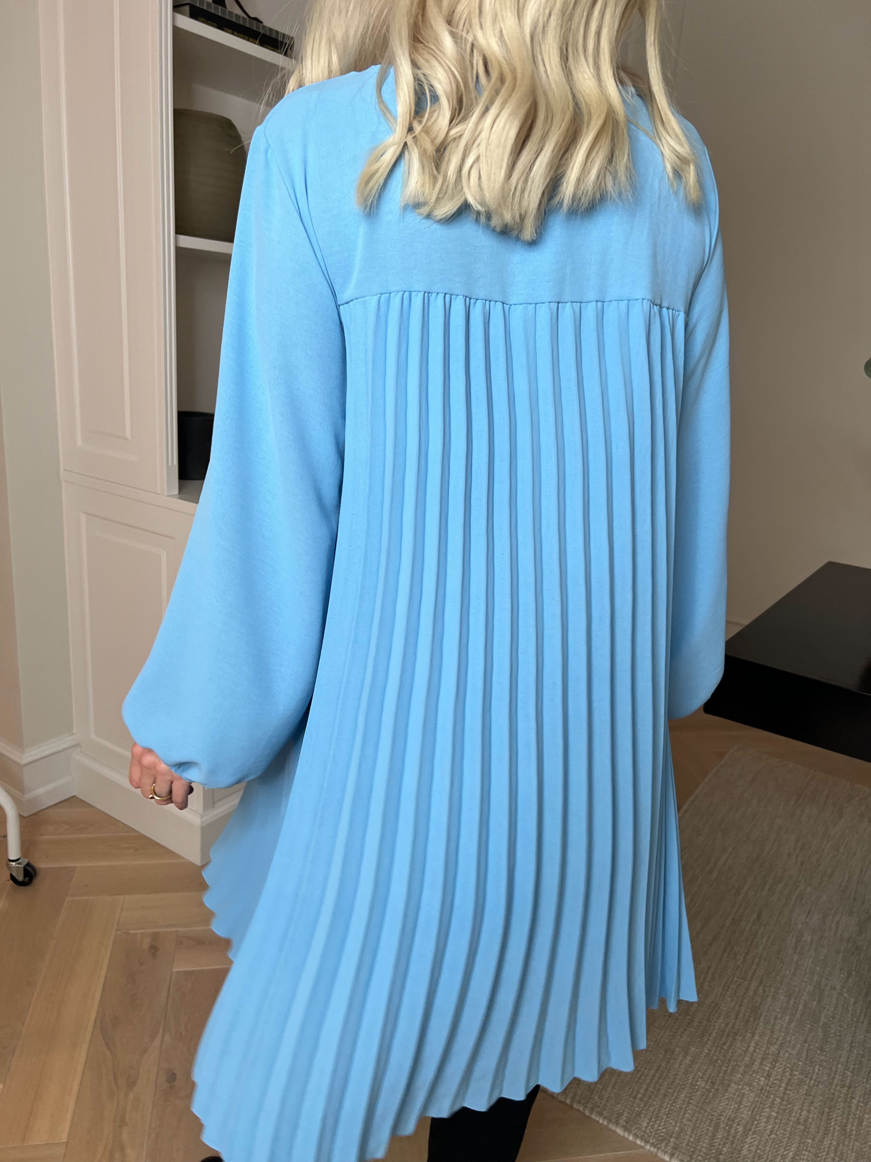 Nancy Short L/S - Kjole med plisseringer og lommer