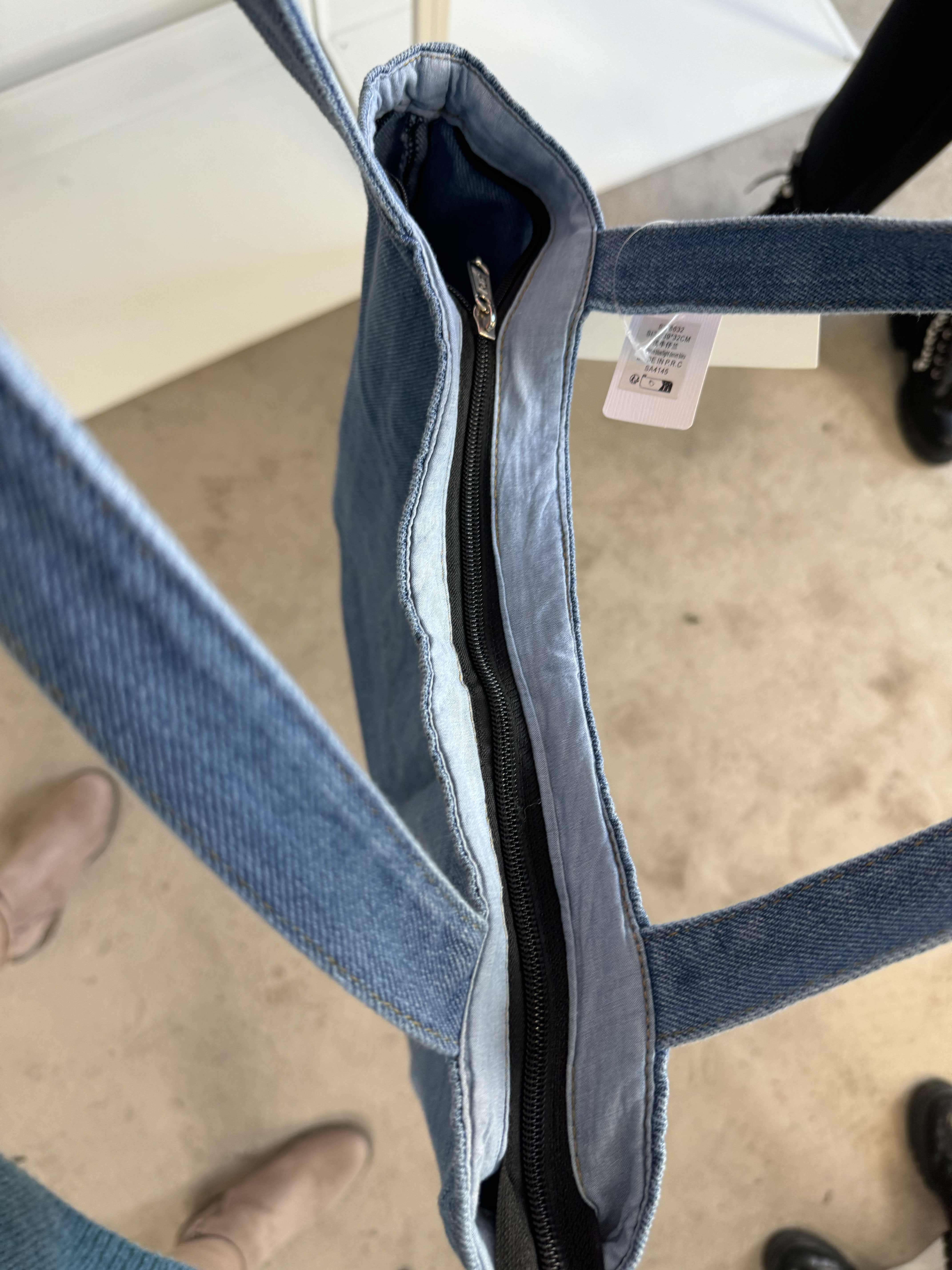 Betti - Taske i denim med stor lomme