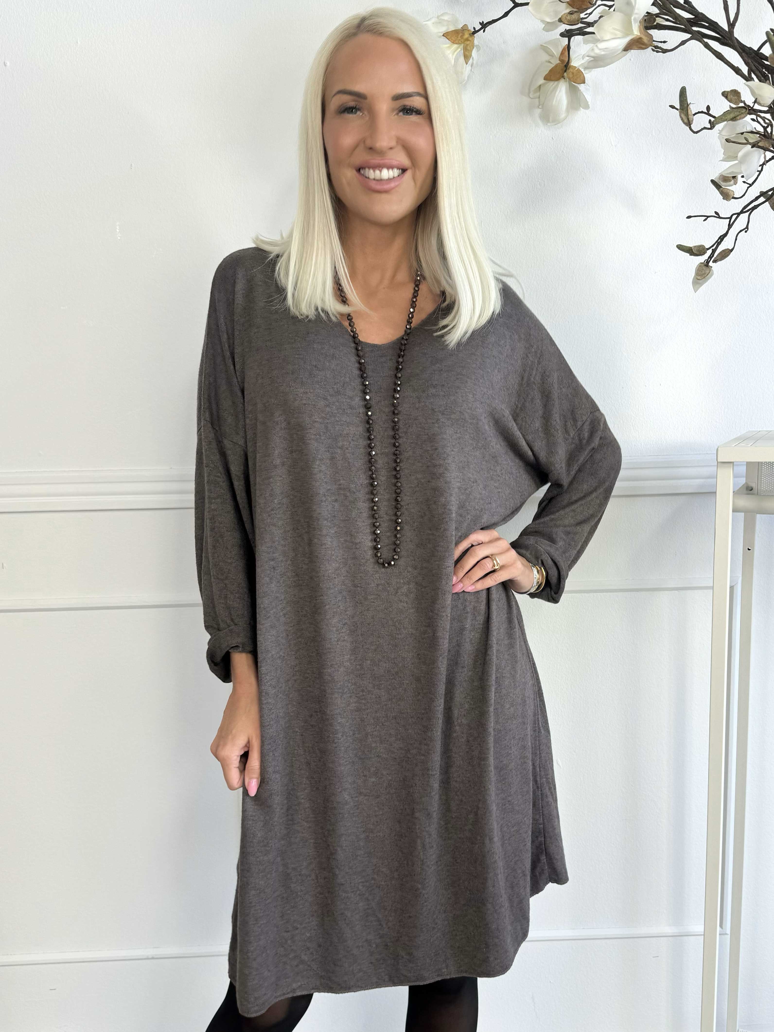 Djamila Long - Mega blød kjole i viskose med v-udskæring