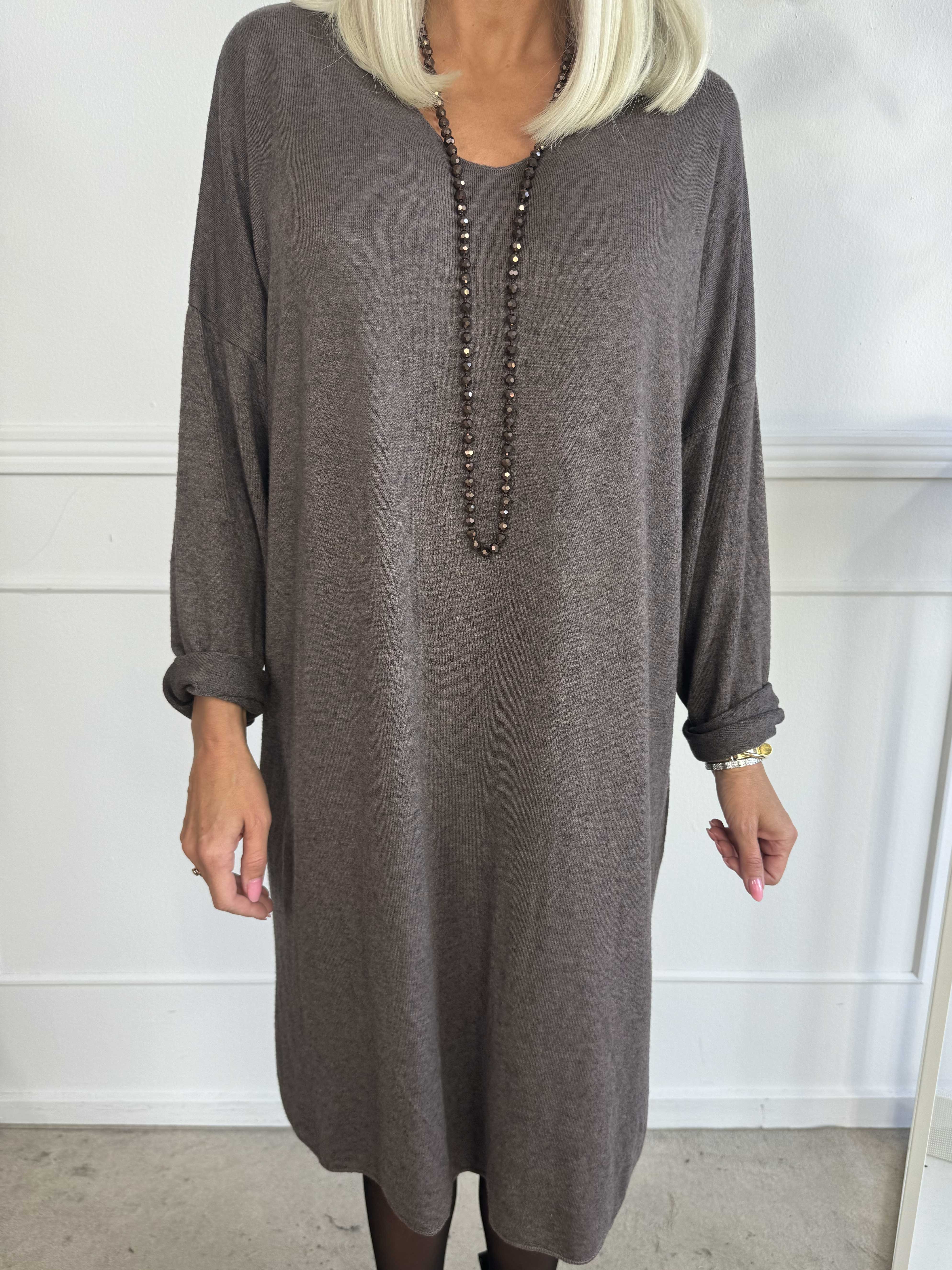 Djamila Long - Mega blød kjole i viskose med v-udskæring