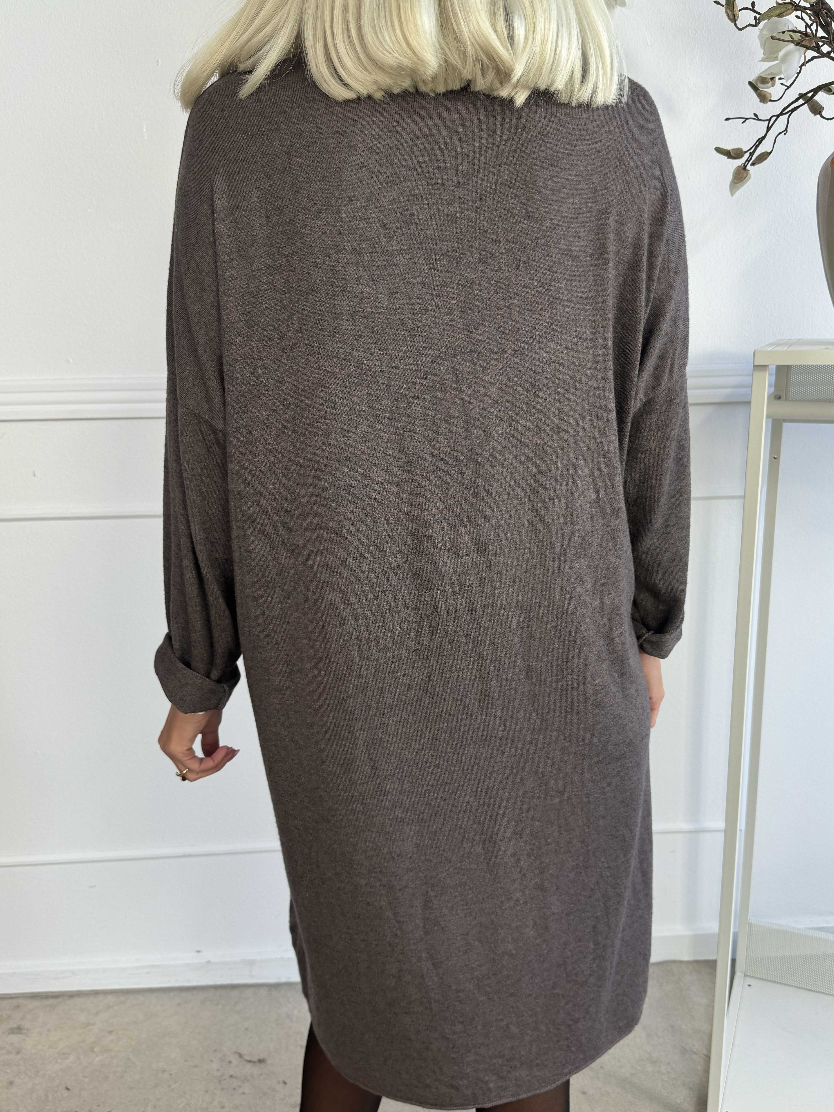 Djamila Long - Mega blød kjole i viskose med v-udskæring