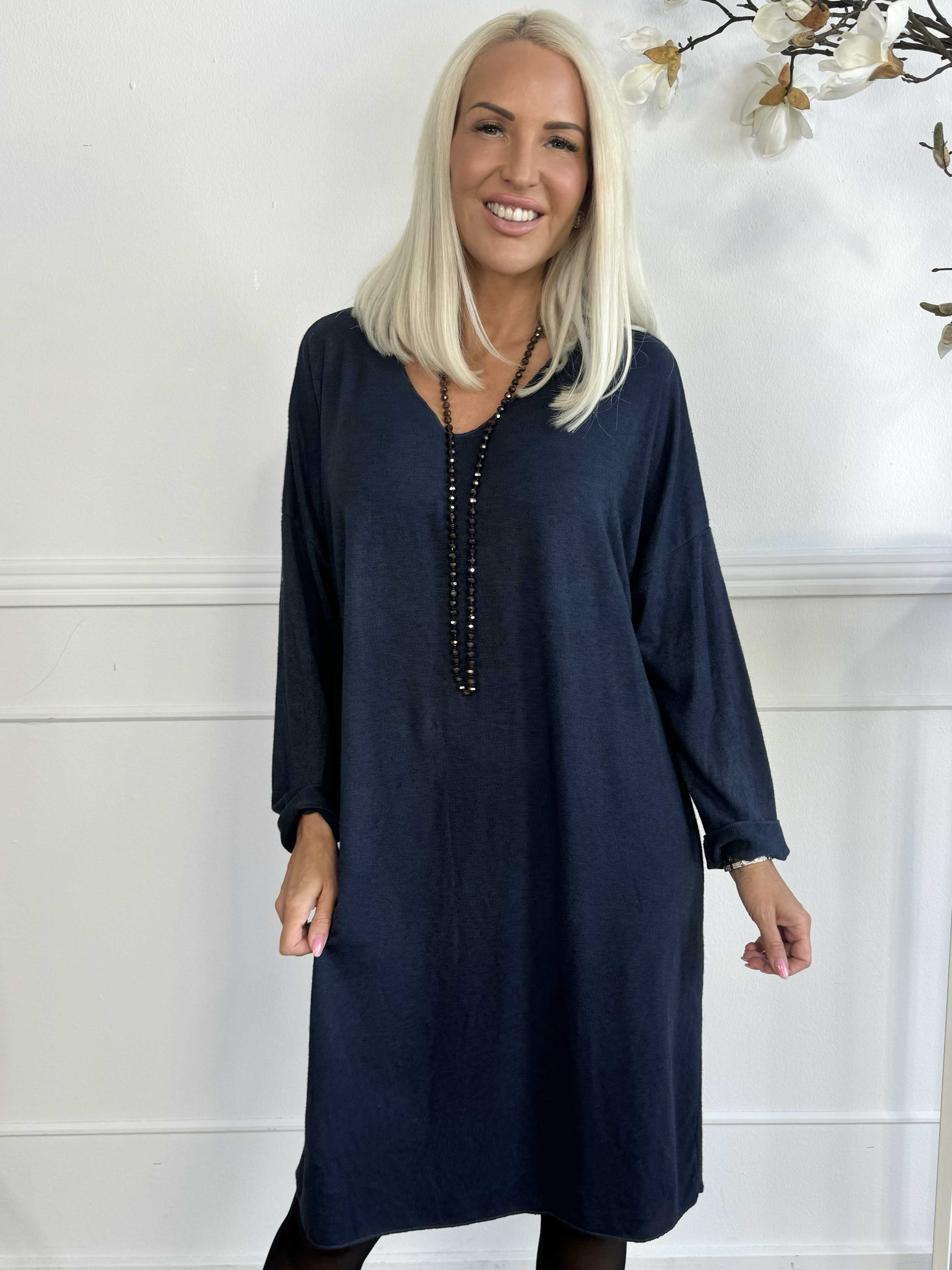 Djamila Long - Mega blød kjole i viskose med v-udskæring