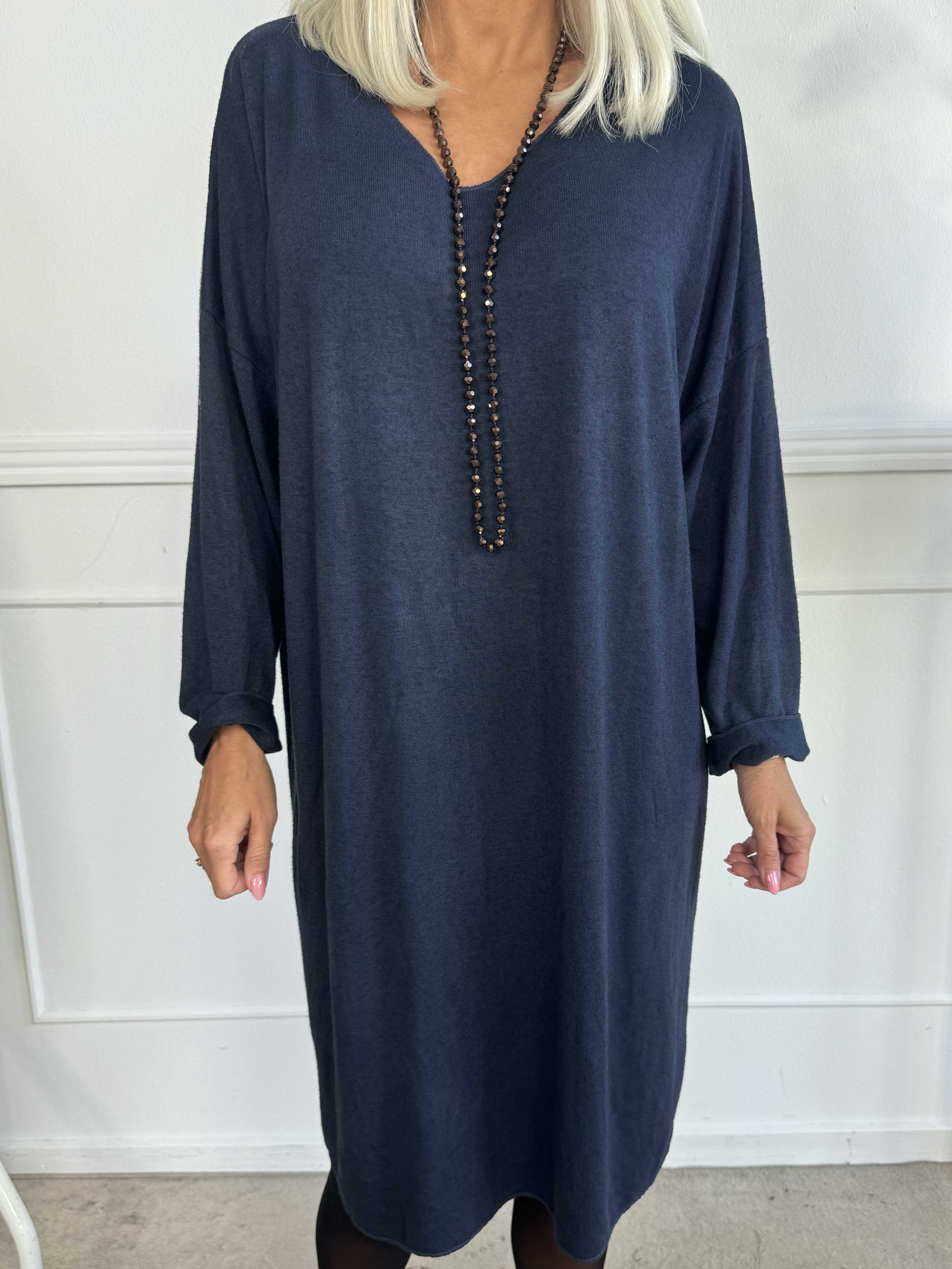 Djamila Long - Mega blød kjole i viskose med v-udskæring