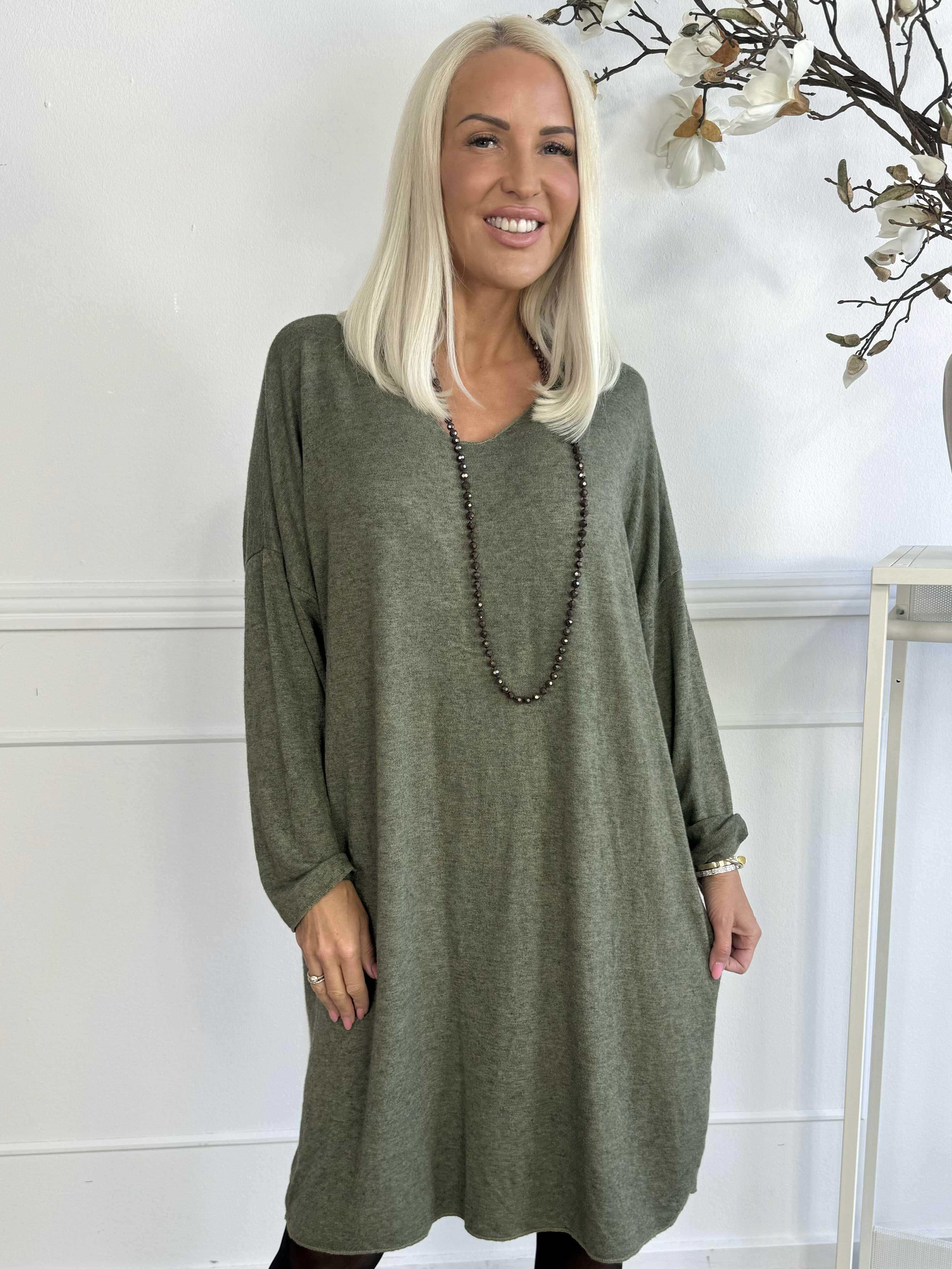 Djamila Long - Mega blød kjole i viskose med v-udskæring