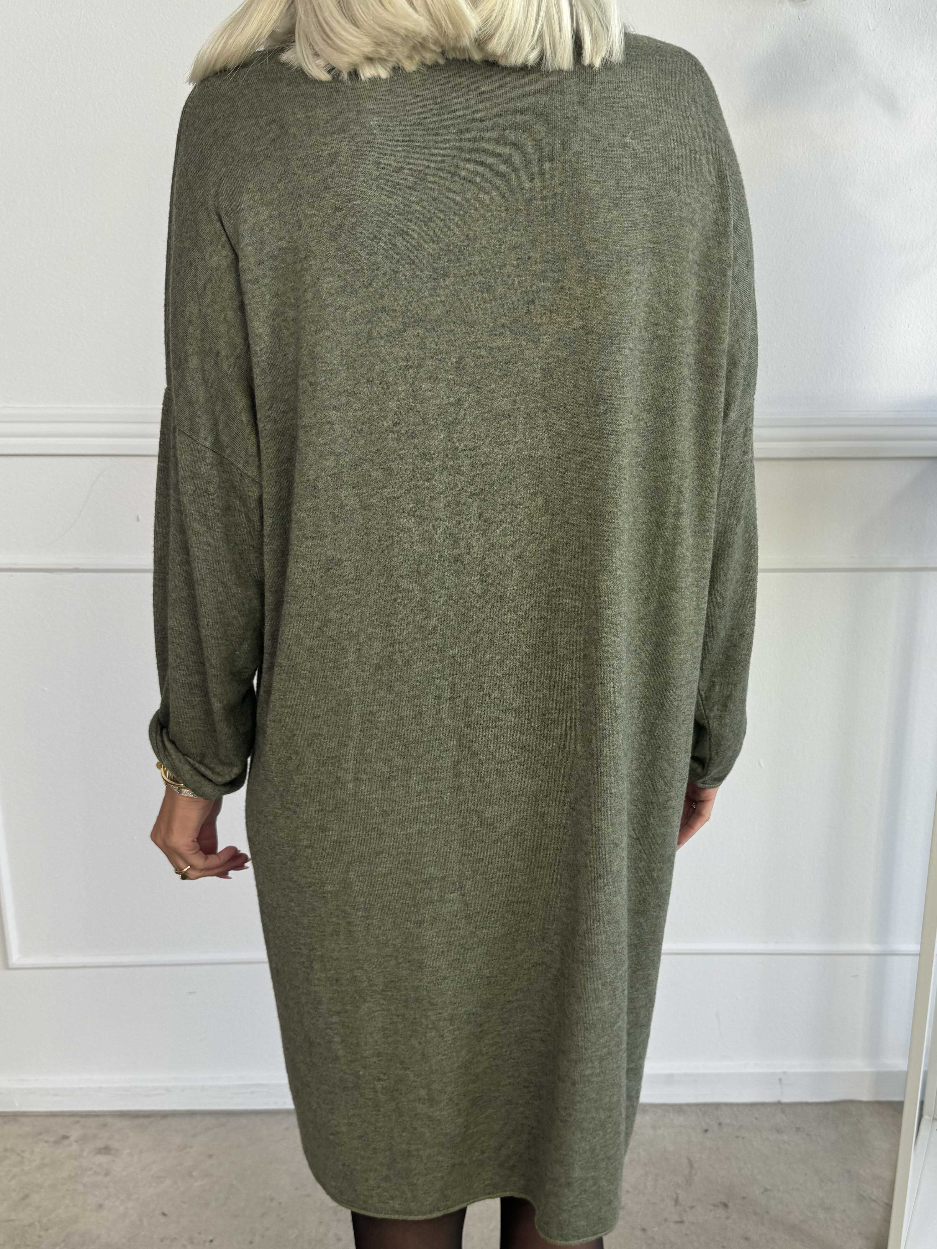 Djamila Long - Mega blød kjole i viskose med v-udskæring